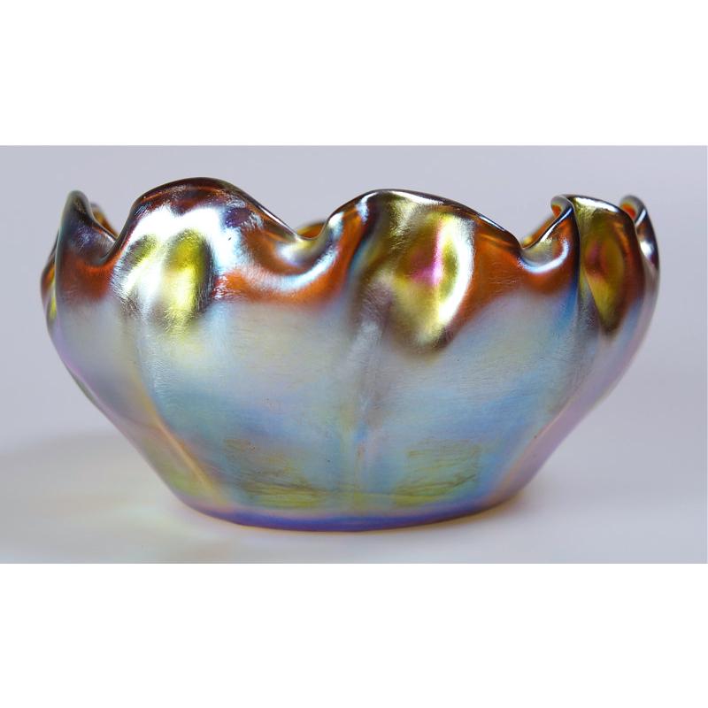 Offering this super nice Louis Comfort Tiffany gold Favrile iridescent art glass bowl. This 