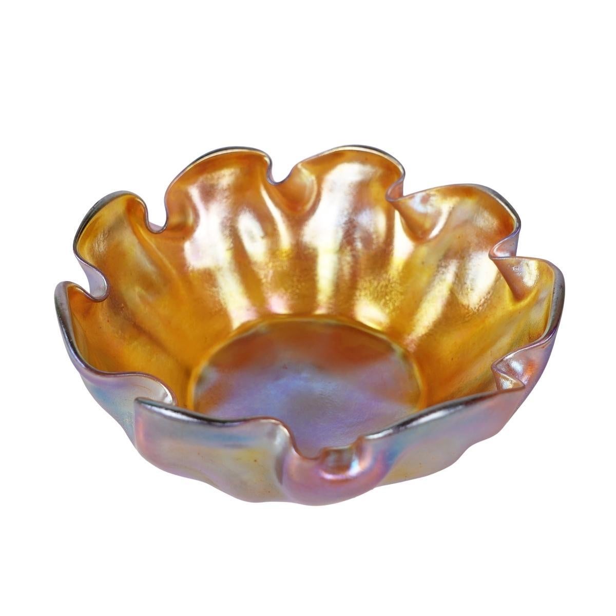 Offering this super nice Louis Comfort Tiffany gold Favrile iridescent art glass bowl. This extra-organic 