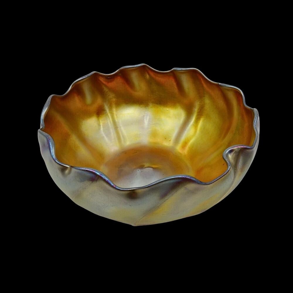 Offering this super nice Louis Comfort Tiffany gold Favrile iridescent art glass bowl. This organic 