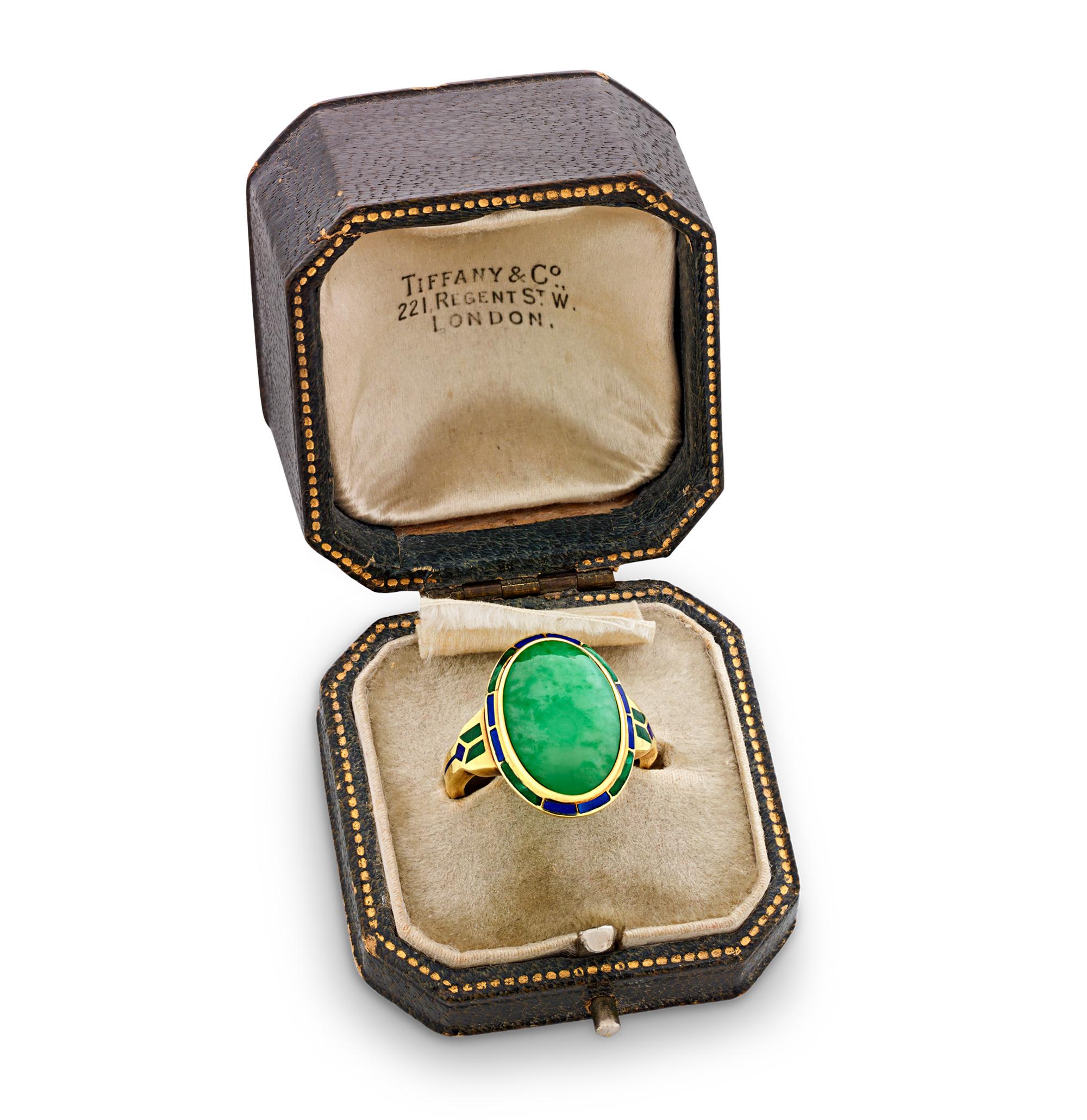 Questo eccezionale anello mette in mostra la maestria di Louis Comfort Tiffany nell'uso delle gemme colorate e delle tecniche di smaltatura che hanno definito il suo approccio rivoluzionario alla gioielleria Art Nouveau americana. Il sostanzioso