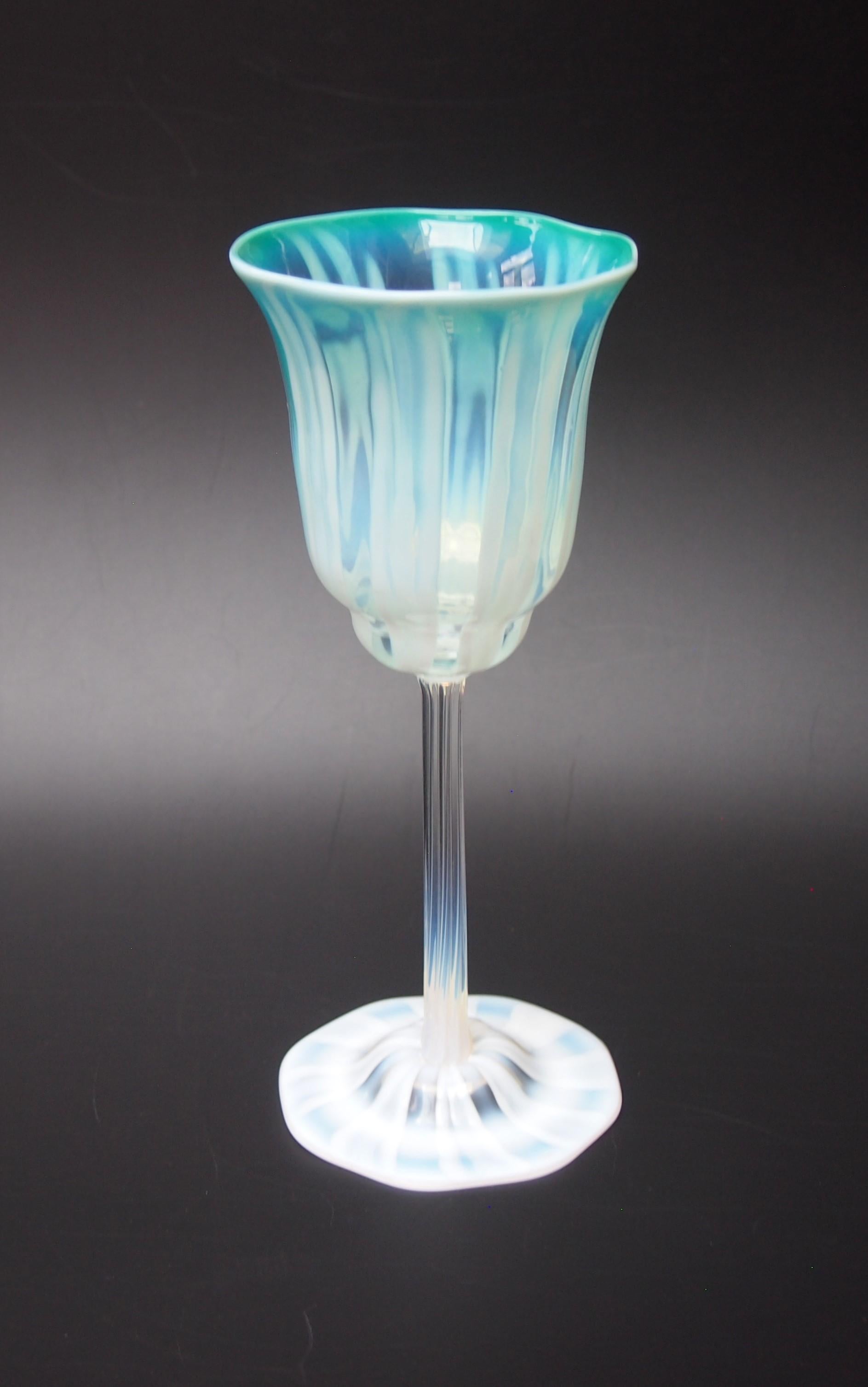 Une très rare et importante opale pastel vert de mer  Grand verre à vin Louis Comfort Tiffany Favrile. Magnifiquement signé 'I.L.A. A.I.C. AT&T. Favrile' - visible sur les deux dernières images.  -sur la base à l'extrémité de la tige. Il a été