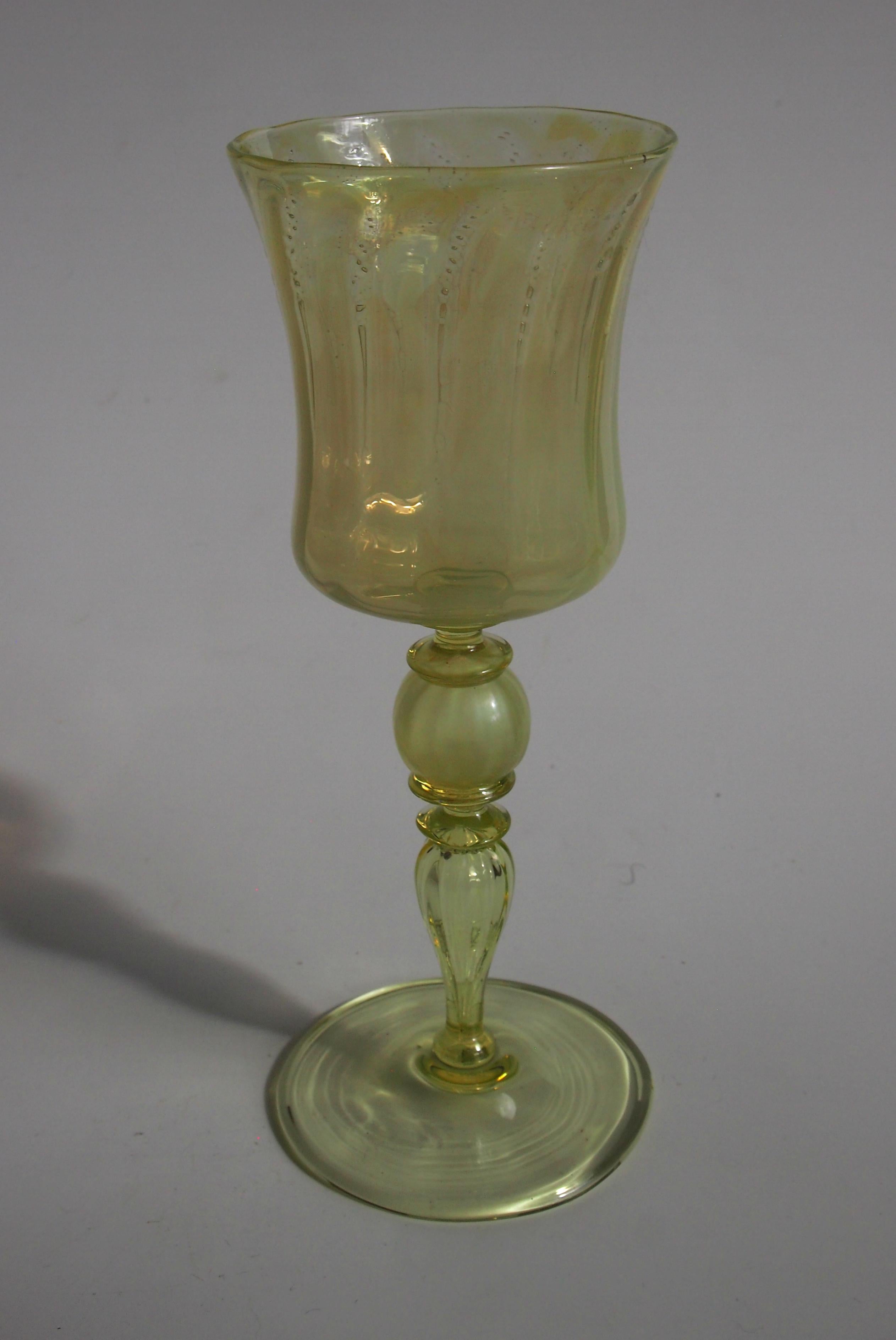 Ein sehr seltener und wichtiger Strohopal-Pastell  Louis Comfort Tiffany Favrile großes Weinglas. Wunderschön signiert 'L. C. Tiffany Favrile' -auf dem Sockel an der Spitze des Stiels Siehe Bild 6. Es ist selten, so schöne Opaleszenz in Tiffanys