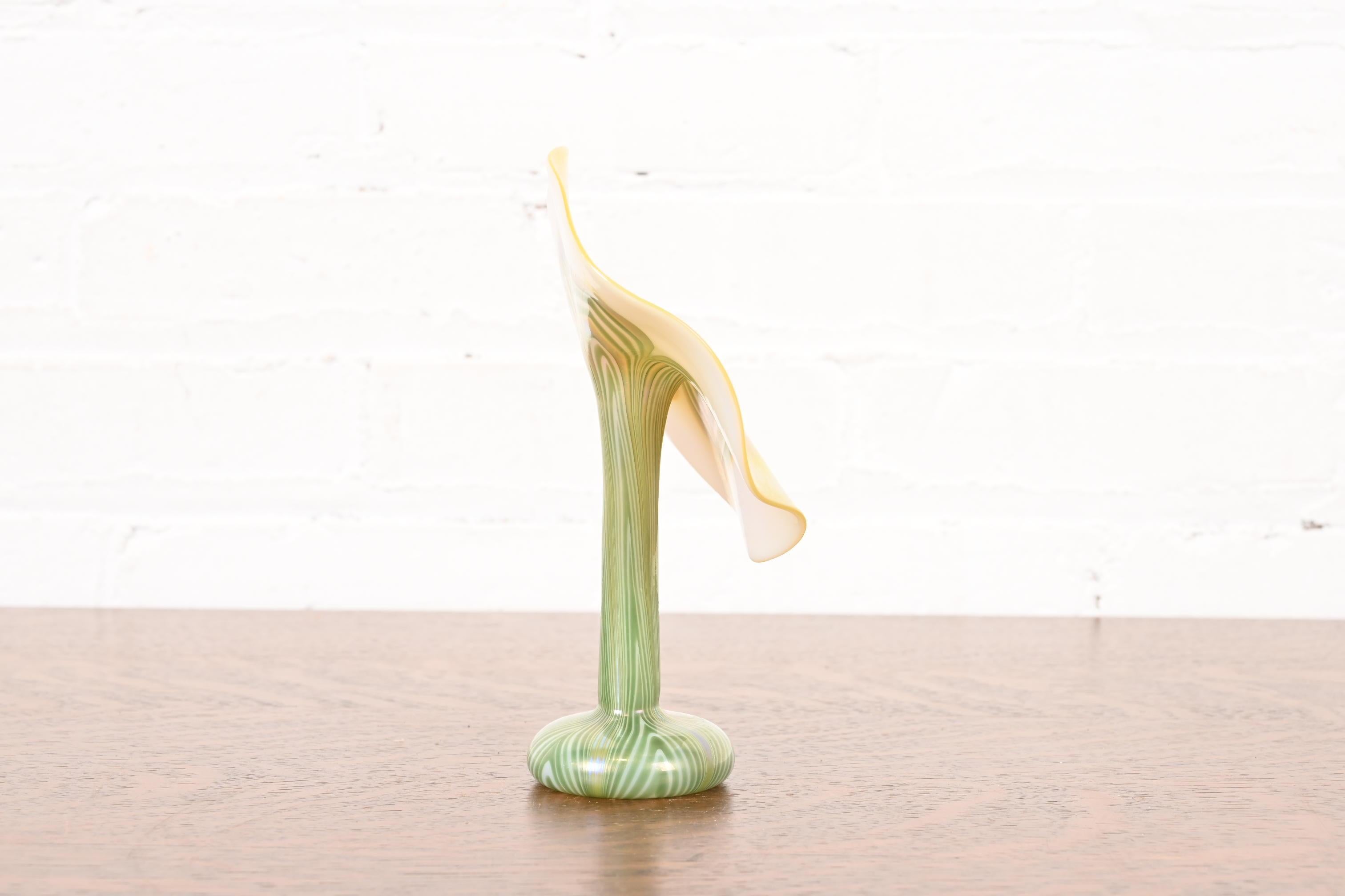 Jarrón de vidrio artístico iridiscente estilo Louis Comfort Tiffany Jack in the Pulpit Flower en venta 3