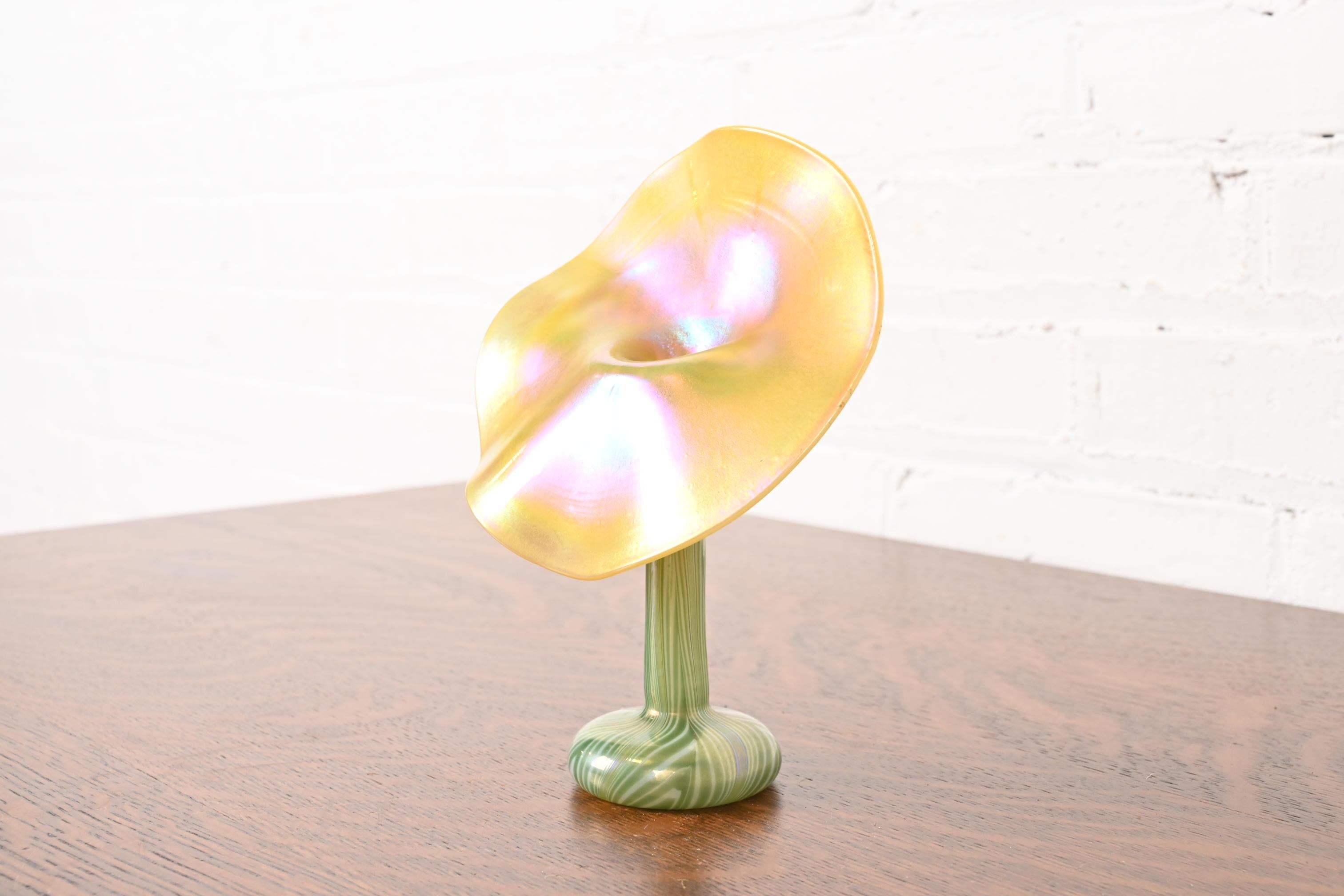 Jarrón de vidrio artístico iridiscente estilo Louis Comfort Tiffany Jack in the Pulpit Flower Estadounidense en venta