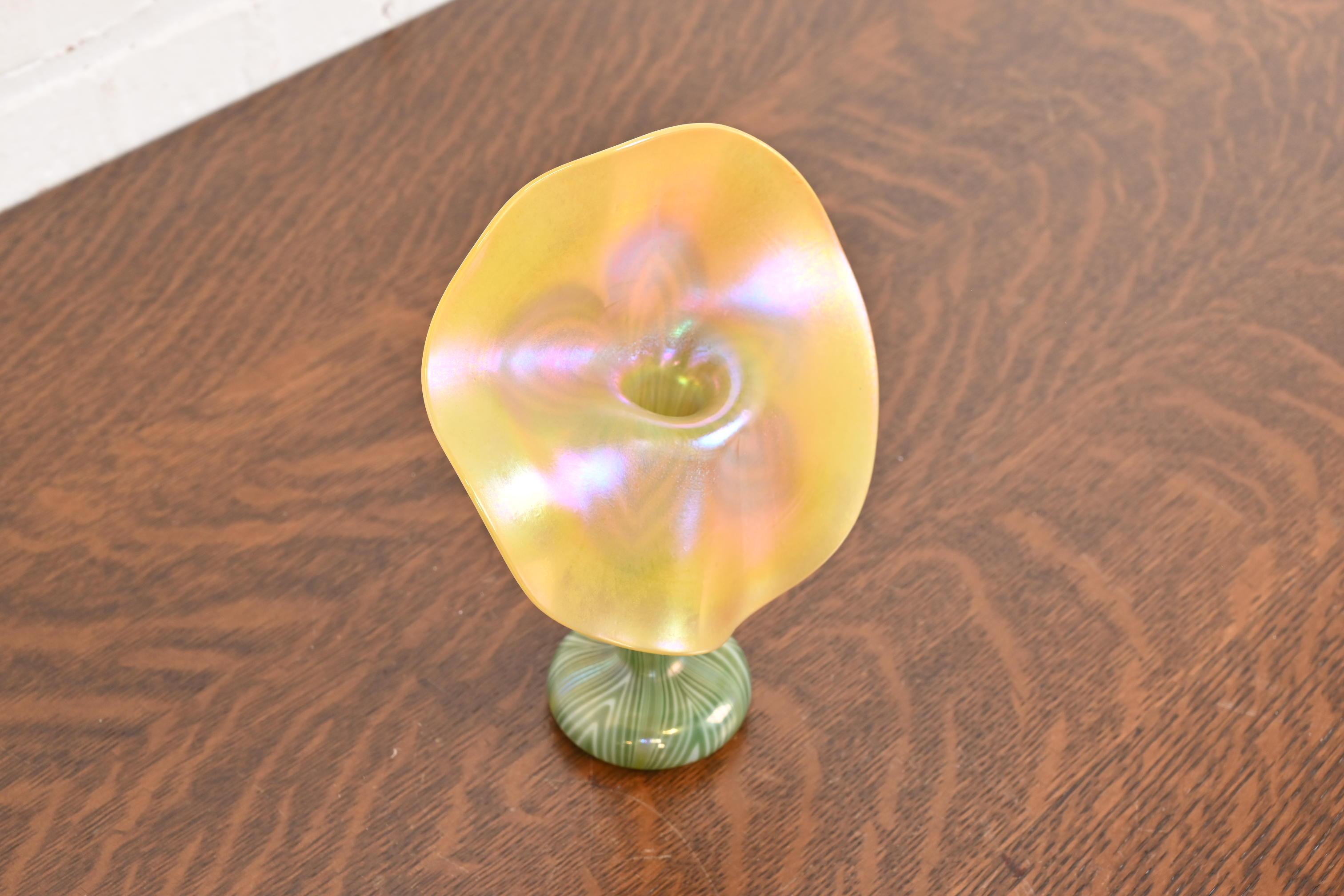 Jarrón de vidrio artístico iridiscente estilo Louis Comfort Tiffany Jack in the Pulpit Flower en Bueno estado para la venta en South Bend, IN