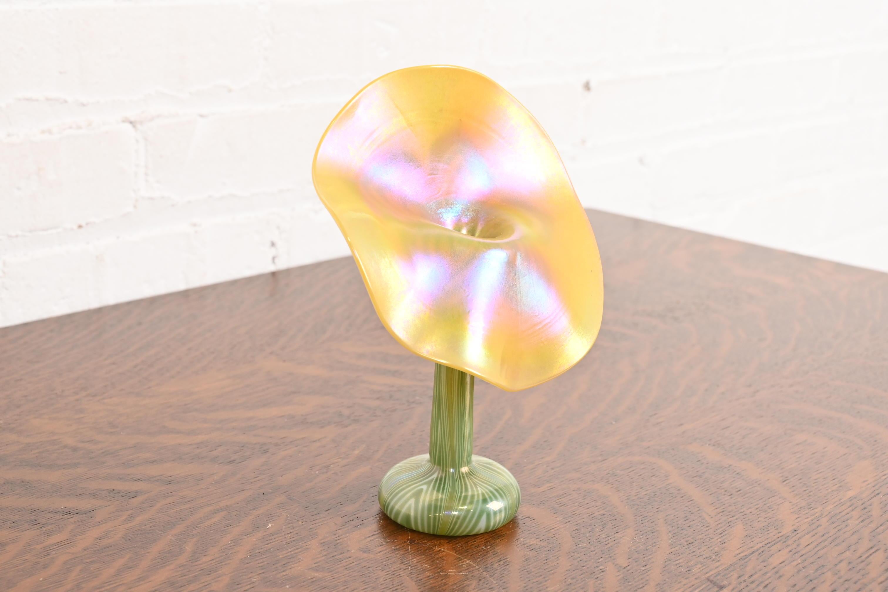 Jarrón de vidrio artístico iridiscente estilo Louis Comfort Tiffany Jack in the Pulpit Flower siglo XX en venta