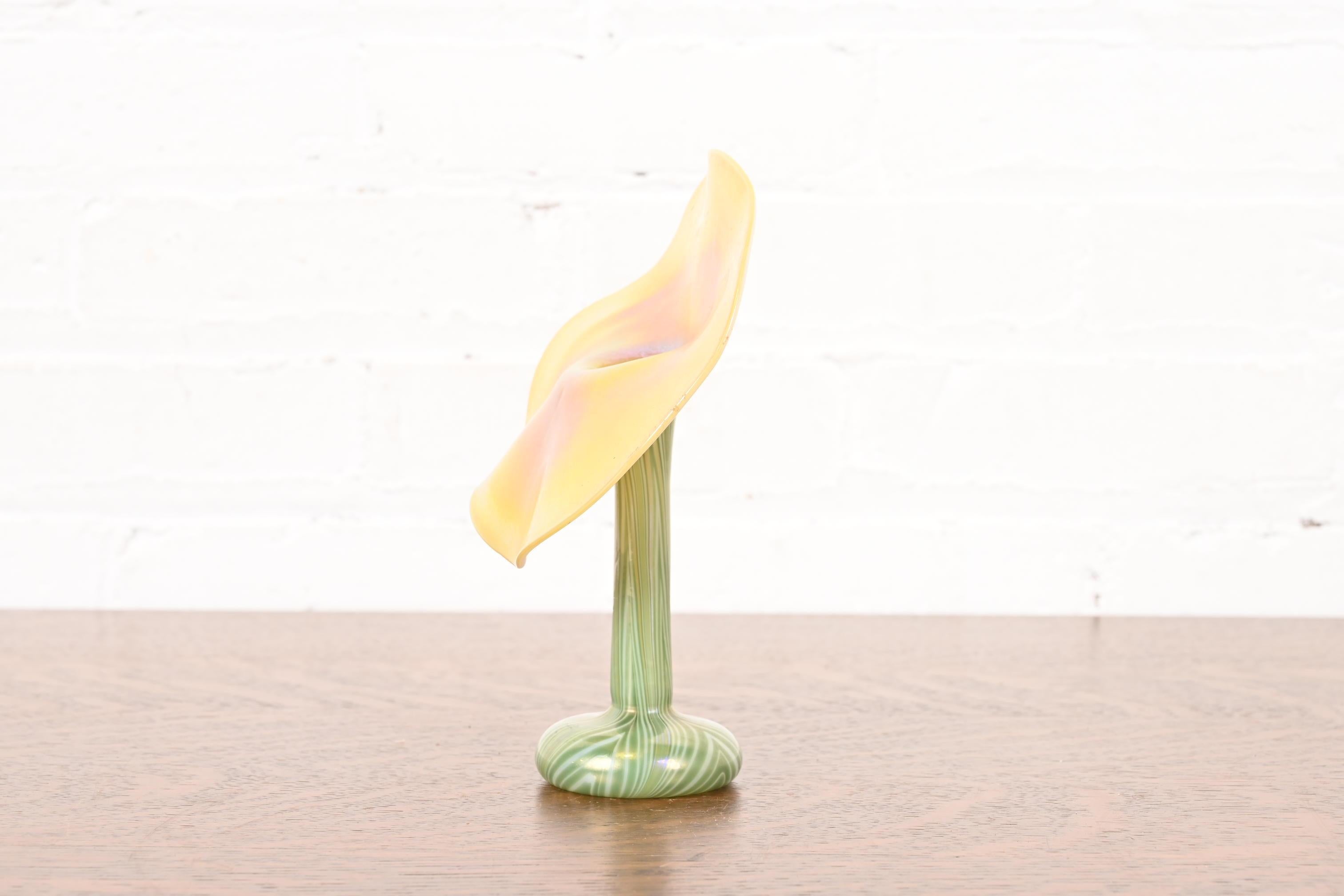 Jarrón de vidrio artístico iridiscente estilo Louis Comfort Tiffany Jack in the Pulpit Flower en venta 1
