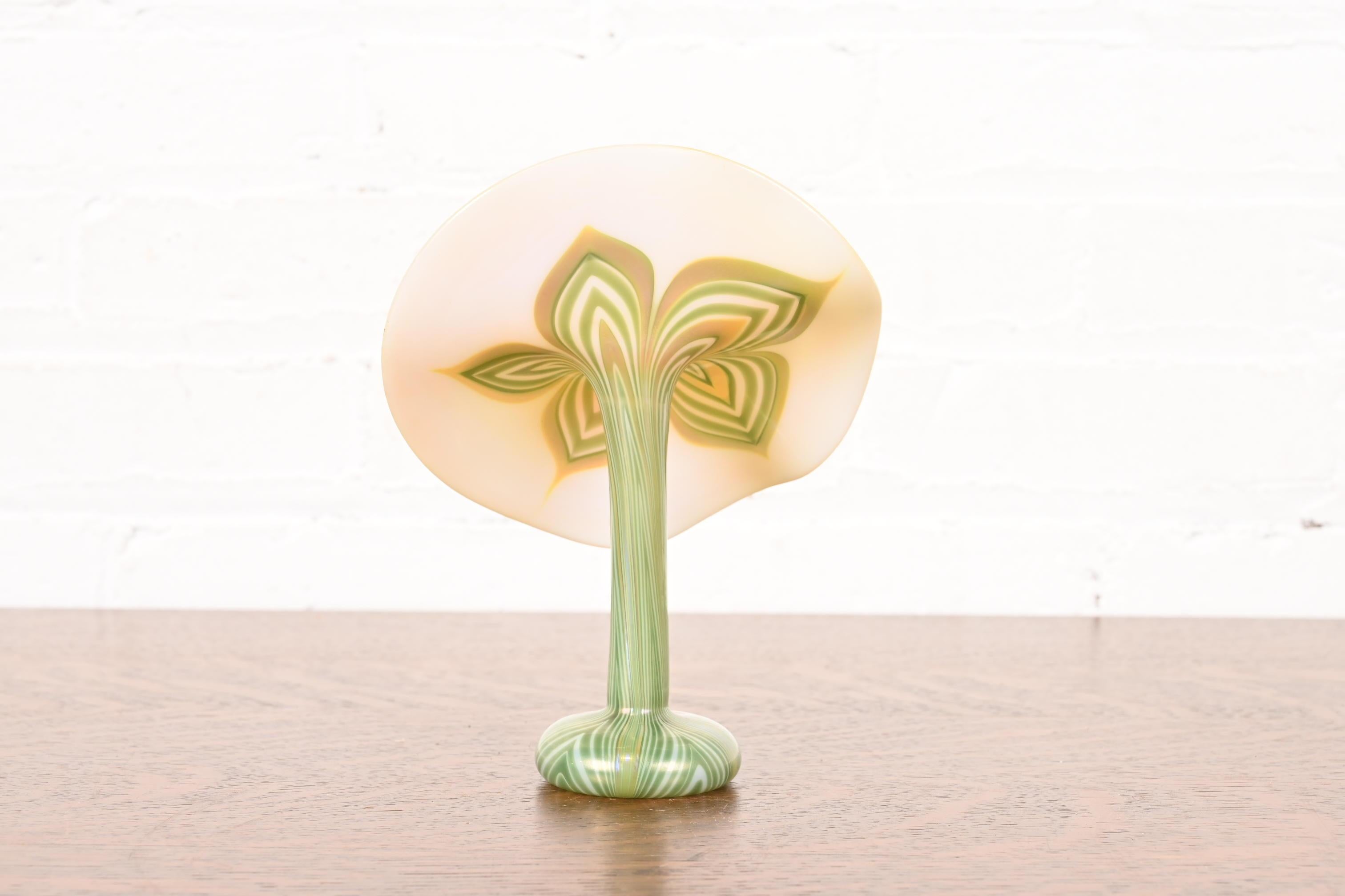 Jarrón de vidrio artístico iridiscente estilo Louis Comfort Tiffany Jack in the Pulpit Flower en venta 2