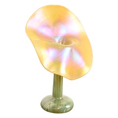 Vaso in vetro artistico iridescente a forma di fiore di Jack in the Pulpit di Louis Comfort Tiffany