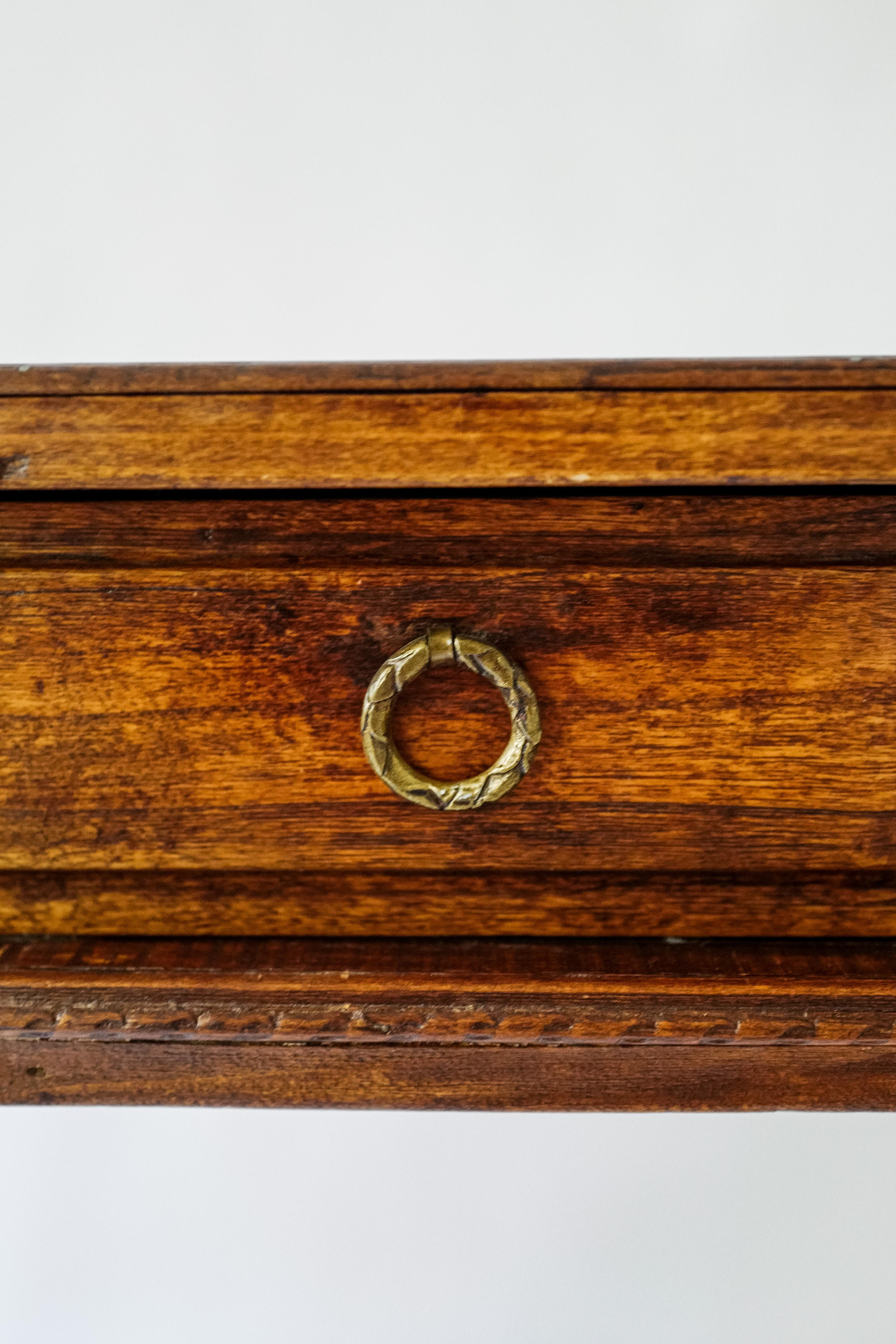 Luigi Filippo Console francese Luigi XVI della fine del XIX secolo - Quercia intagliata a mano con cassetto in vendita