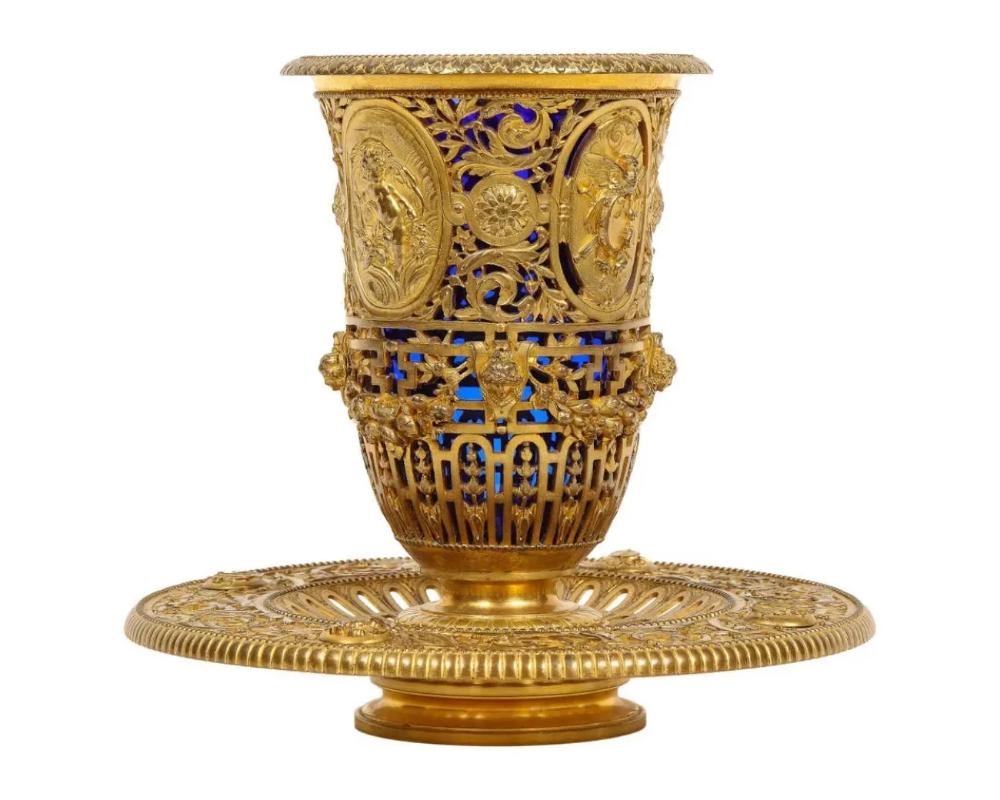 Louis Constant Sévin & F. Barbedienne, un rare centre de table en bronze doré et verre bleu, vers 1880.

Ce fantastique vase de centre de table est fabriqué avec du bronze ormolu de la plus haute qualité. Réalisé en bronze doré percé et décoré de