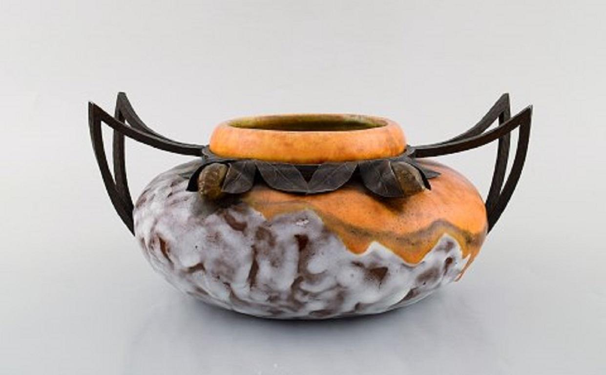 Louis Dage (1885-1961), French ceramist. Art Nouveau bowl in glazed ceramics with wrought iron and bronze mounting. Decorated with acorns and leaves, circa 1910.
Measures: 25 x 10.5 cm.
In very good condition.
Signed.