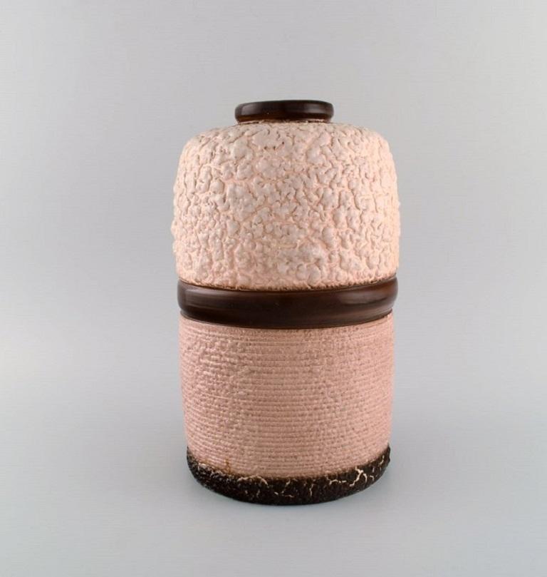 Louis Dage (1885 - 1961), céramiste français. 
Grand vase Art Déco en céramique émaillée. 1940s.
Mesures : 31 x 19 cm.
En parfait état.
Signé.