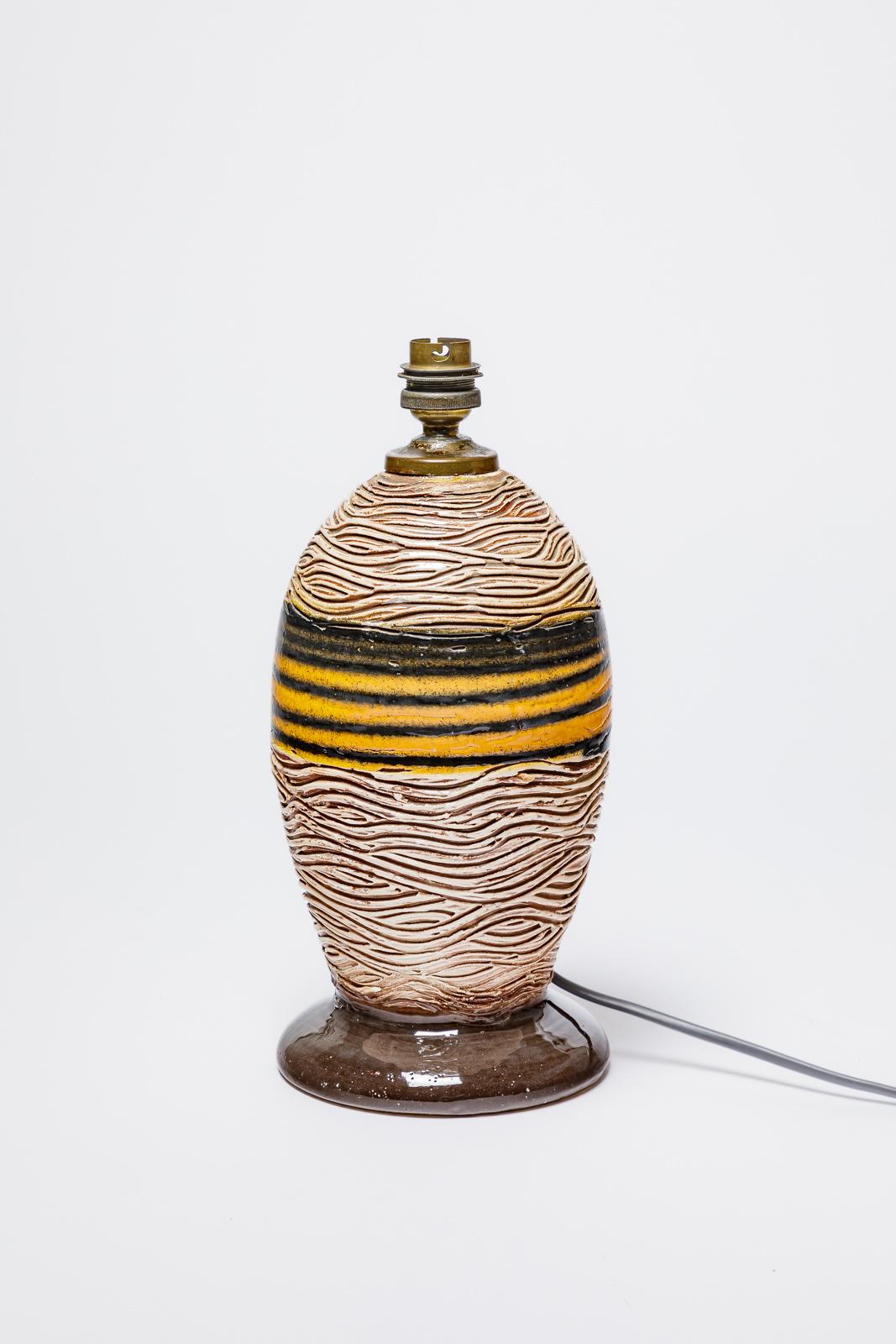 Louis Dage

Lampe de table Art déco en céramique faite à la main

vers 1940

Signé sous la base

Hauteur en céramique 25 cm
Grand 11 cm
Hauteur avec système électrique 30 cm