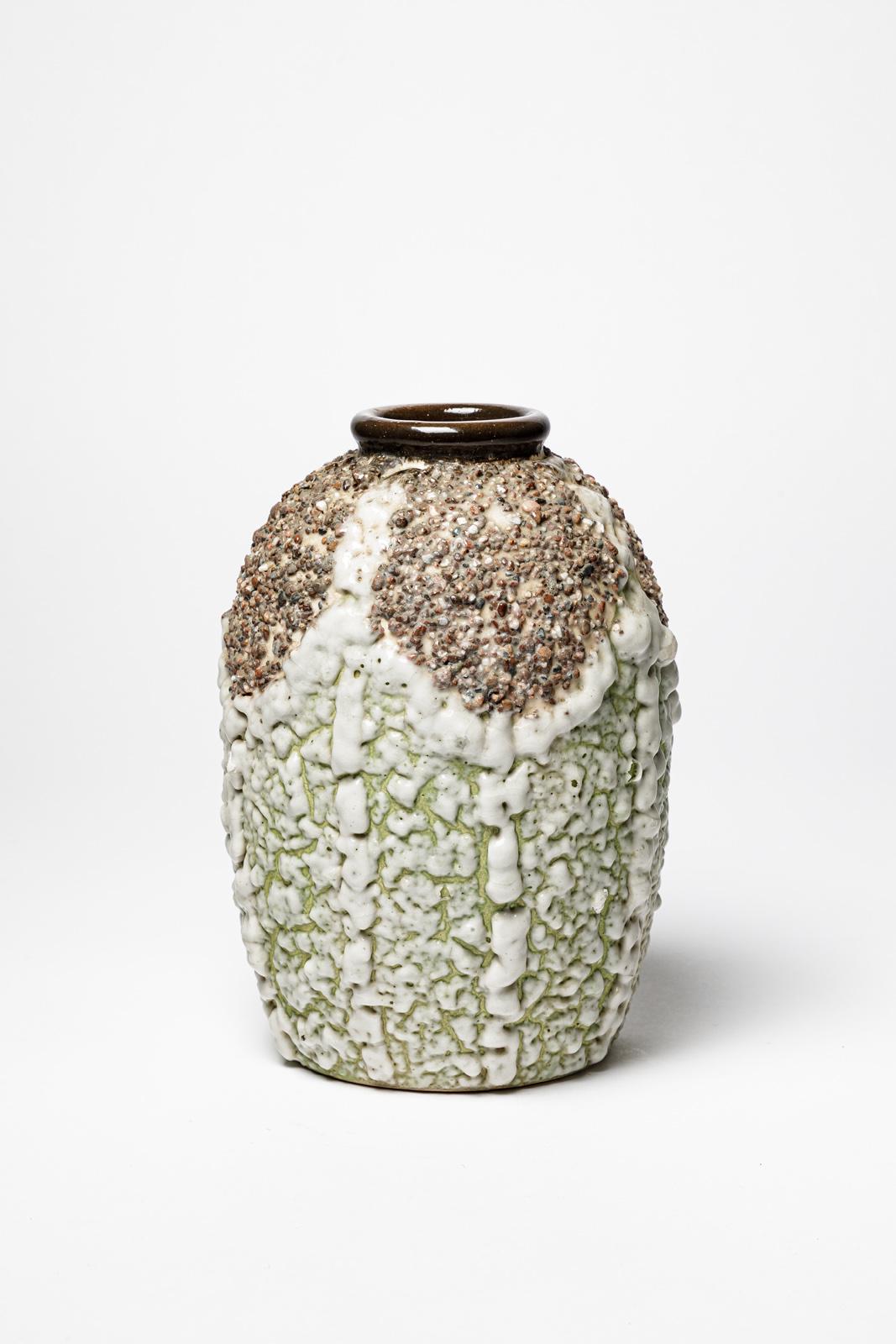 Louis Dage

Vase en céramique Art déco

Réalisé vers 1940

Couleurs des émaux céramiques blancs et verts

Condition originale parfaite.

Hauteur 24 cm
Grand 15 cm