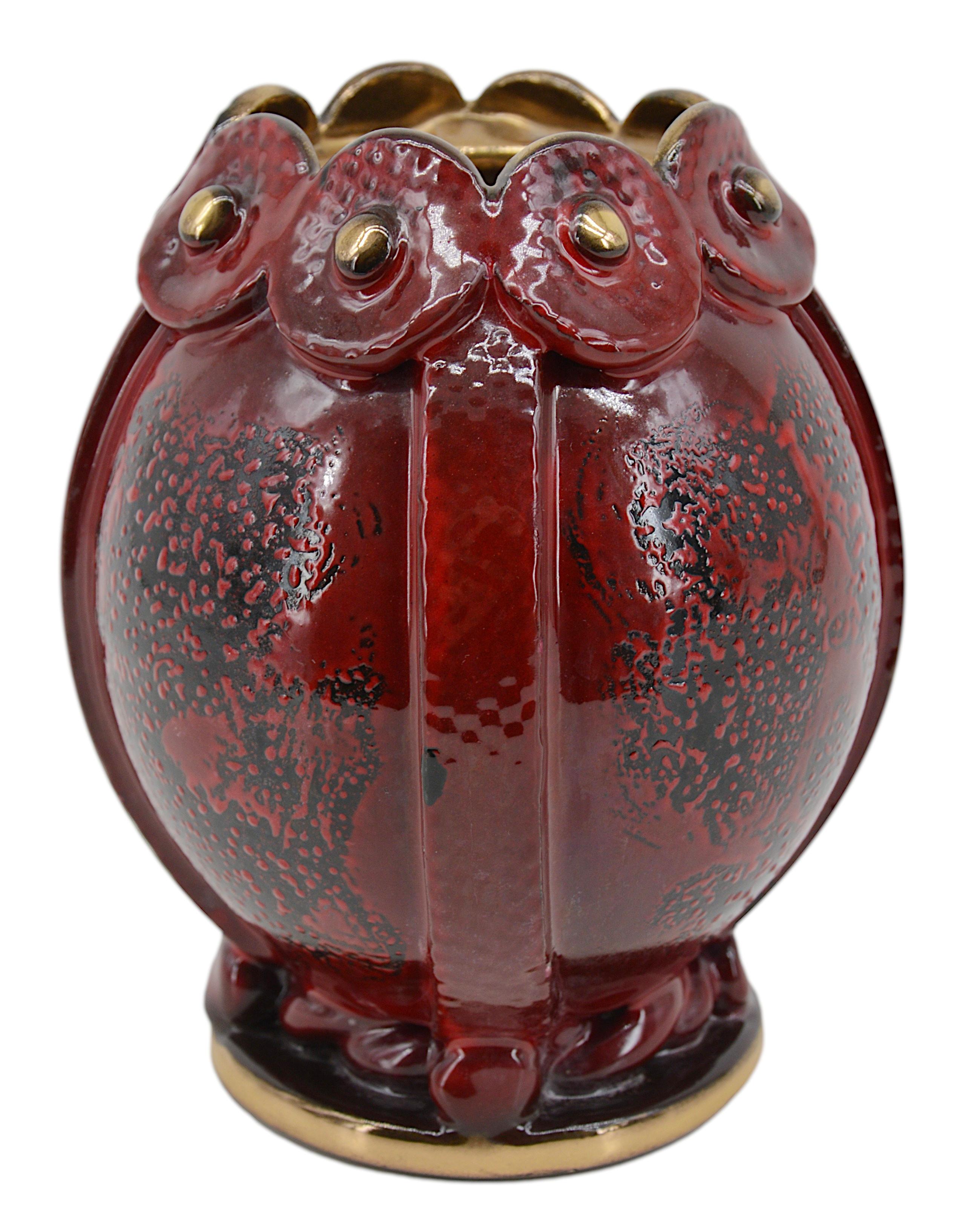 Vaso Art Deco francese di Louis Dage (Anthony, Parigi), Francia, 1920 circa. Gres. Superba combinazione di colori: sangue di bue, nero e oro. Interno nero. Misure: altezza: 6,5