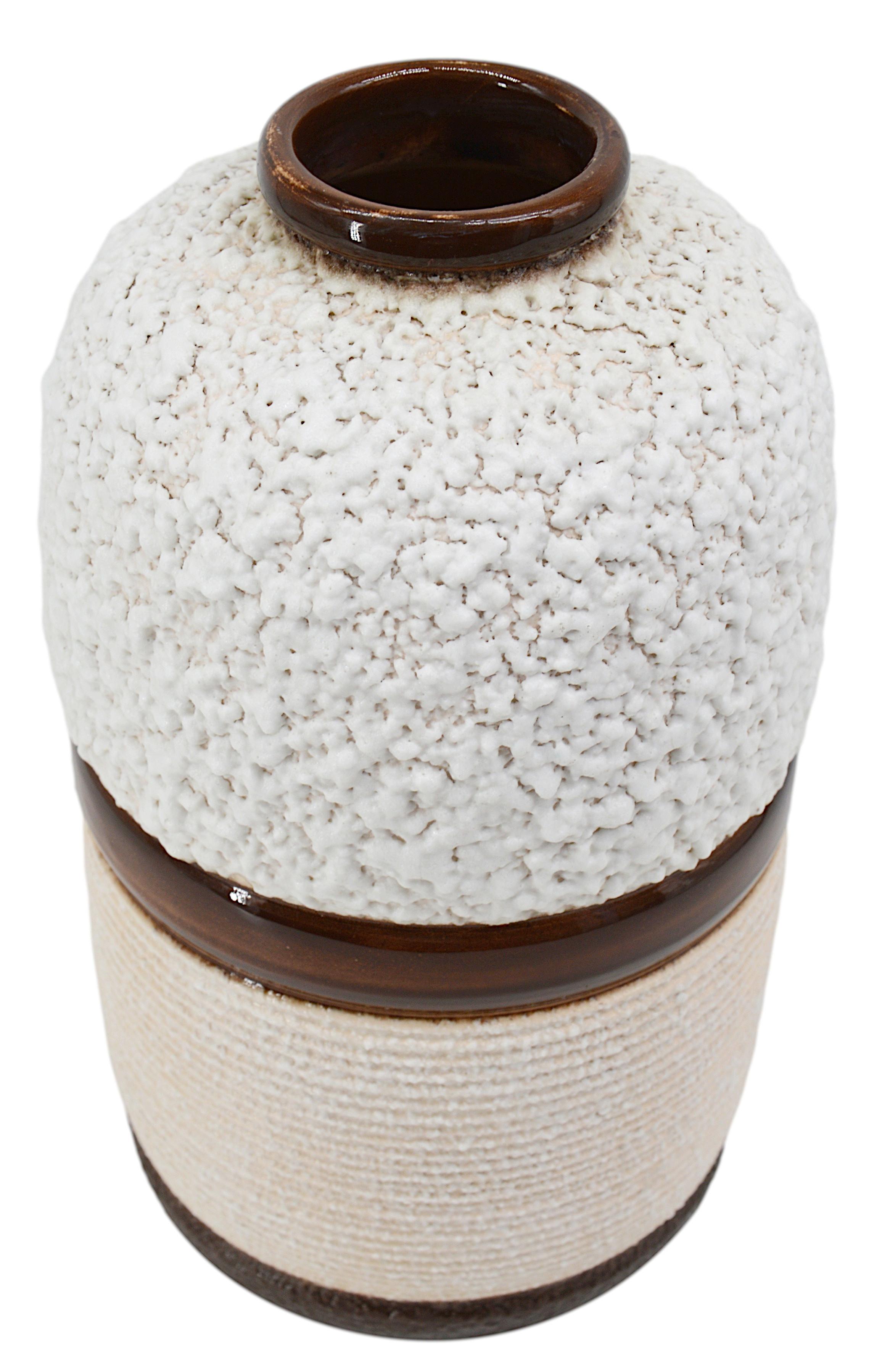 Französische Vase im Art déco-Stil von Louis DAGE (Antoni, Paris), Frankreich, ca. 1930. Steingut. Dekoration kompartimentiert durch glänzende braune konzentrische Bänder. Der obere Teil besteht aus klumpigen Applikationen aus weißem Schmelz und der