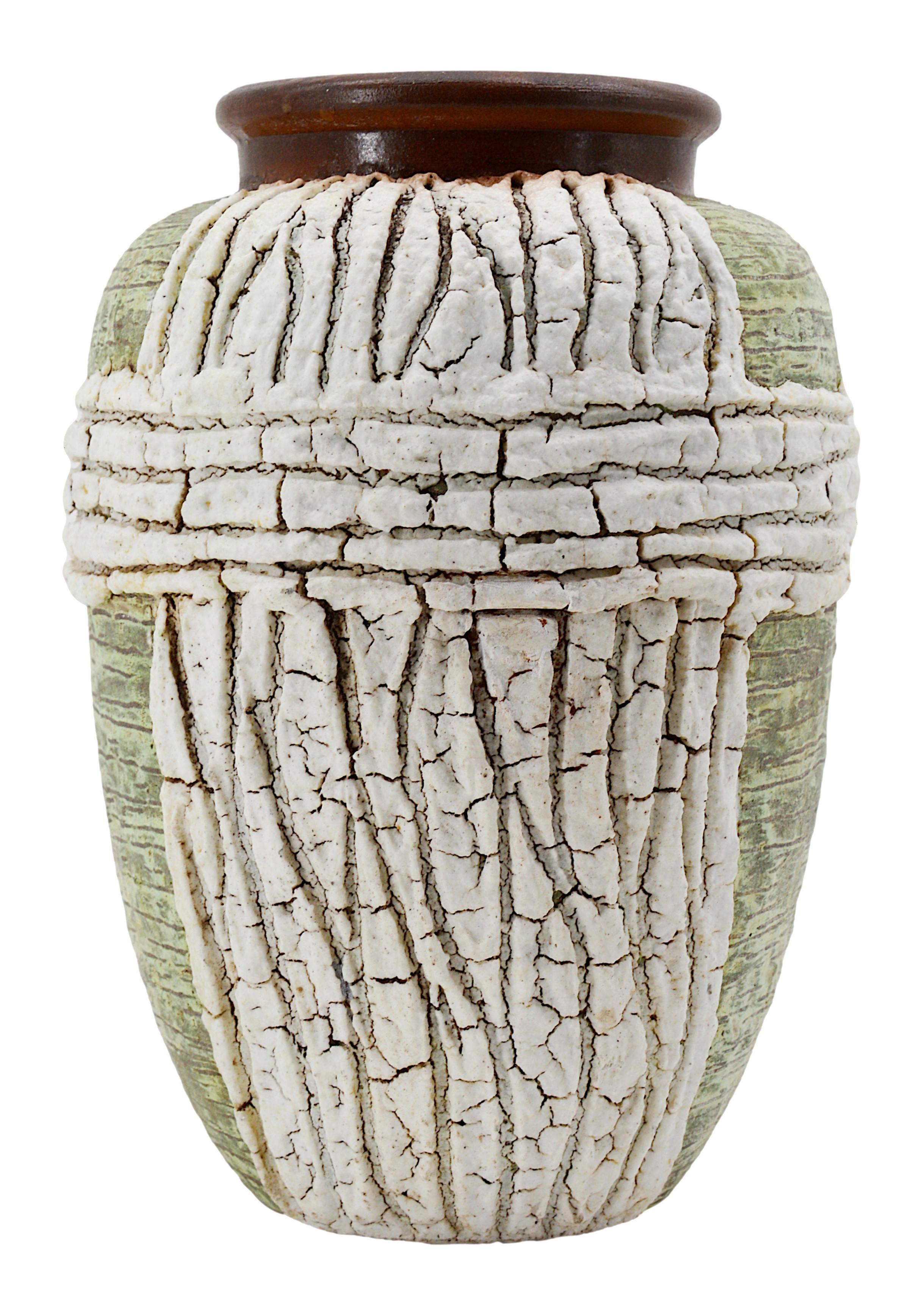 Französische Vase im Art déco-Stil von Louis Dage (Antony, Paris), Frankreich, ca. 1930. Steingut. Wichtige Emaille-Applikationen für diese afrikanistische Vase. Maße: Höhe: 29cm (11.4