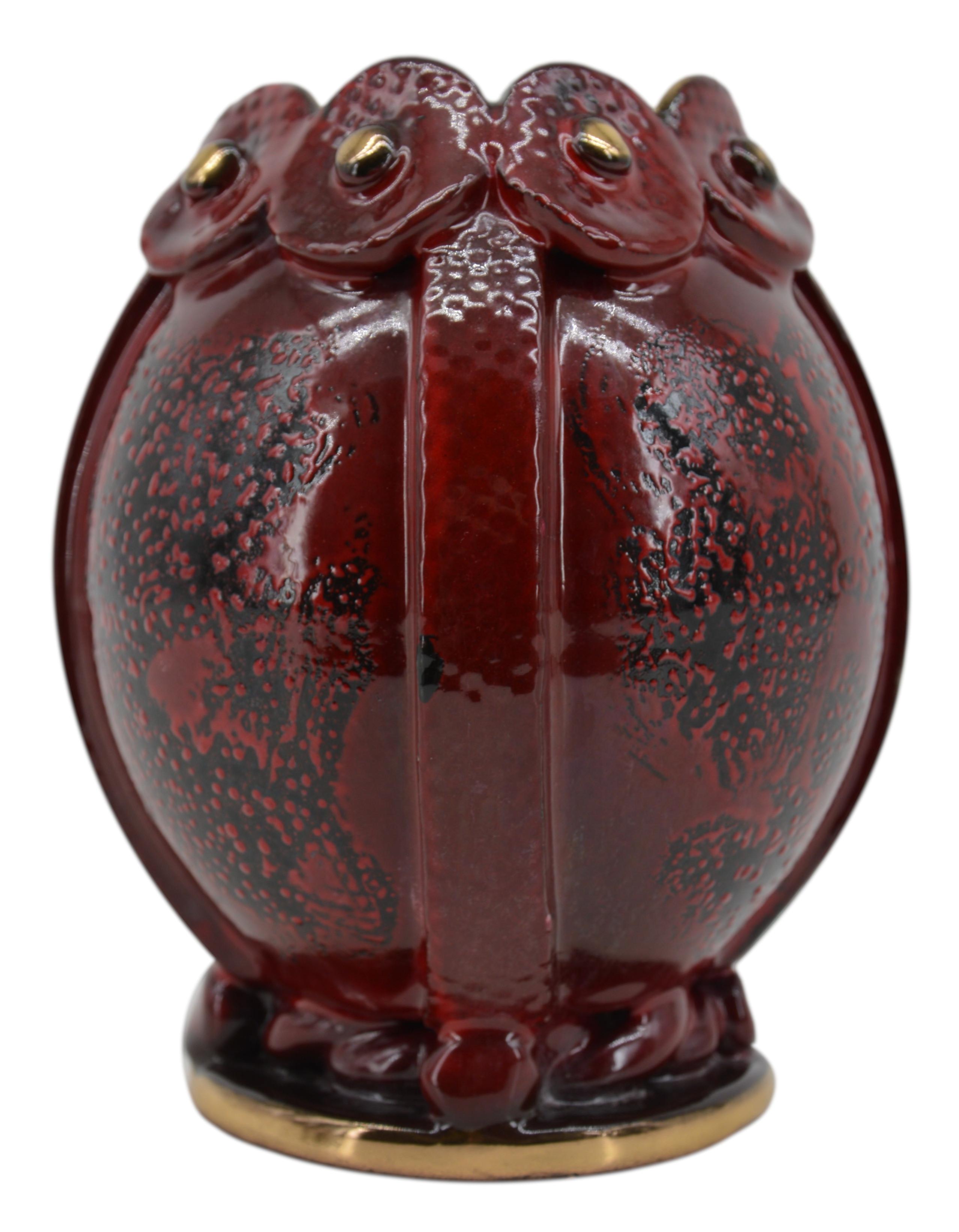 Französische Art-Déco-Vase von Louis Dage (Anthony, Paris), Frankreich, ca. 1930. Steingut. Hervorragende Farbkombinationen aus Oxblood, Schwarz und Gold. Innen schwarz. Maße: Höhe: 16,5 cm (6,5