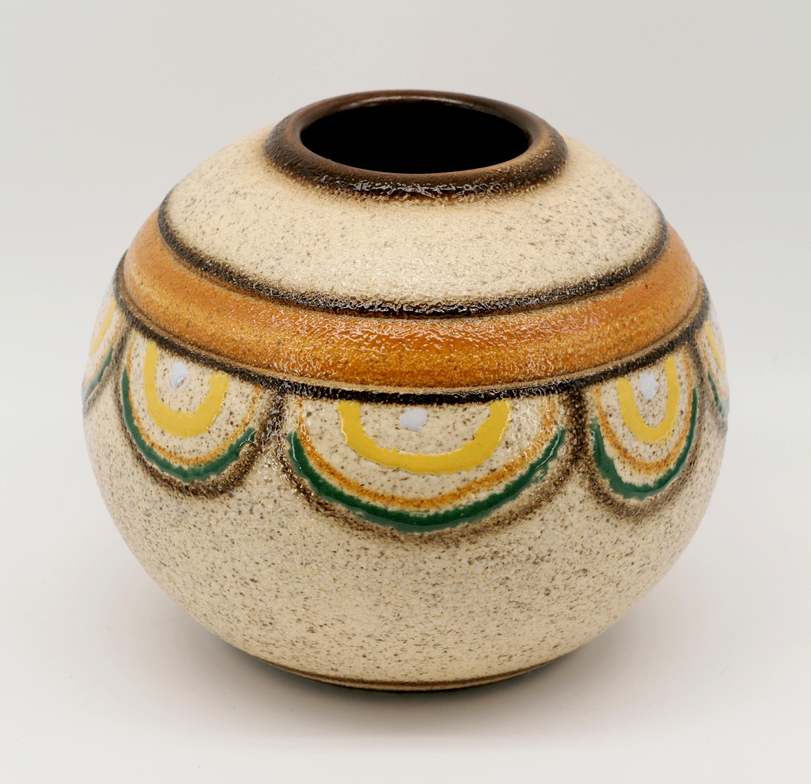 Vaso in gres Art Deco francese di Louis DAGE (Antoni, Parigi), Francia, anni Venti. Applicazioni dello smalto. Altezza: 20,5 cm, diametro: 25 cm. Condizioni eccellenti!

Louis Dage inizia la sua carriera nella fabbrica di terracotta di Fives-Lille.