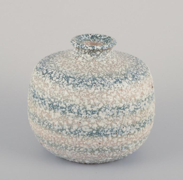 Louis Dage, French ceramist.
Unique ceramic vase. Glaze in blue and sandy tones.
From the 1930s/40s.
Signed.
In perfect condition.
Dimensions: H 13.5 cm x D 14.0 cm.