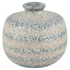 Louis Dage, céramiste français Vase en céramique unique. Glacis dans les tons bleus et sableux.