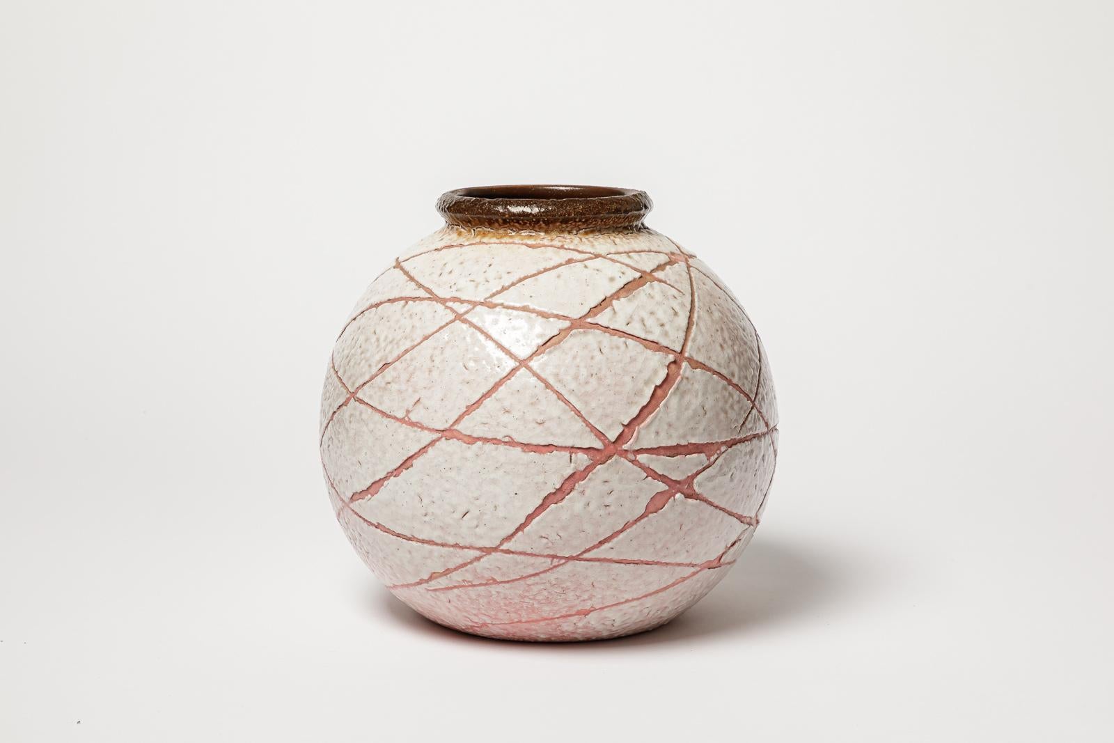 Louis Dage grande vaso in ceramica art déco bianco e rosa circa 1940 25 cm In condizioni ottime in vendita a Neuilly-en- sancerre, FR
