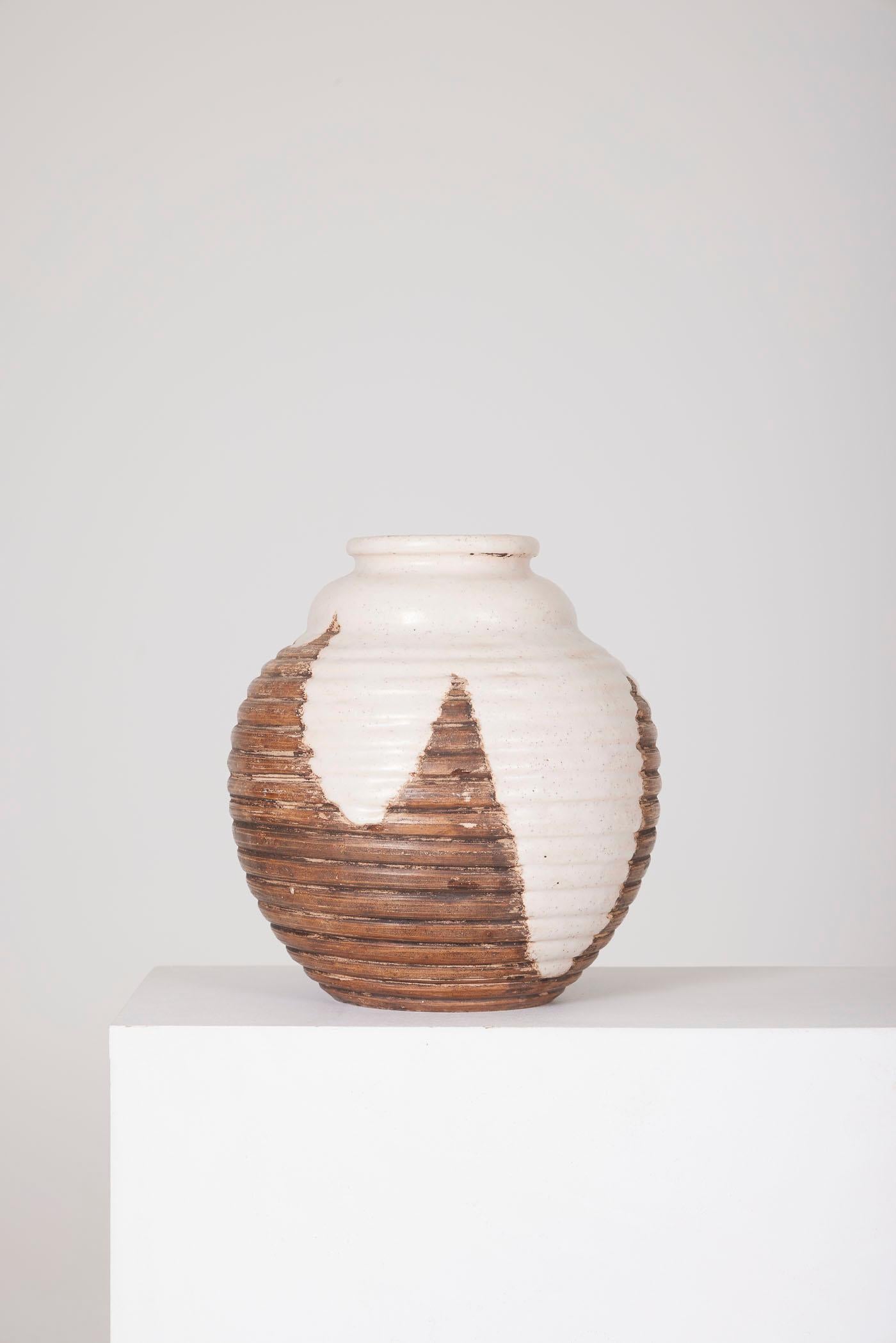 Large spherical vase by the French ceramicist Louis Dage, 1930s. It is glazed in beige and brown. In perfect condition.
DV500