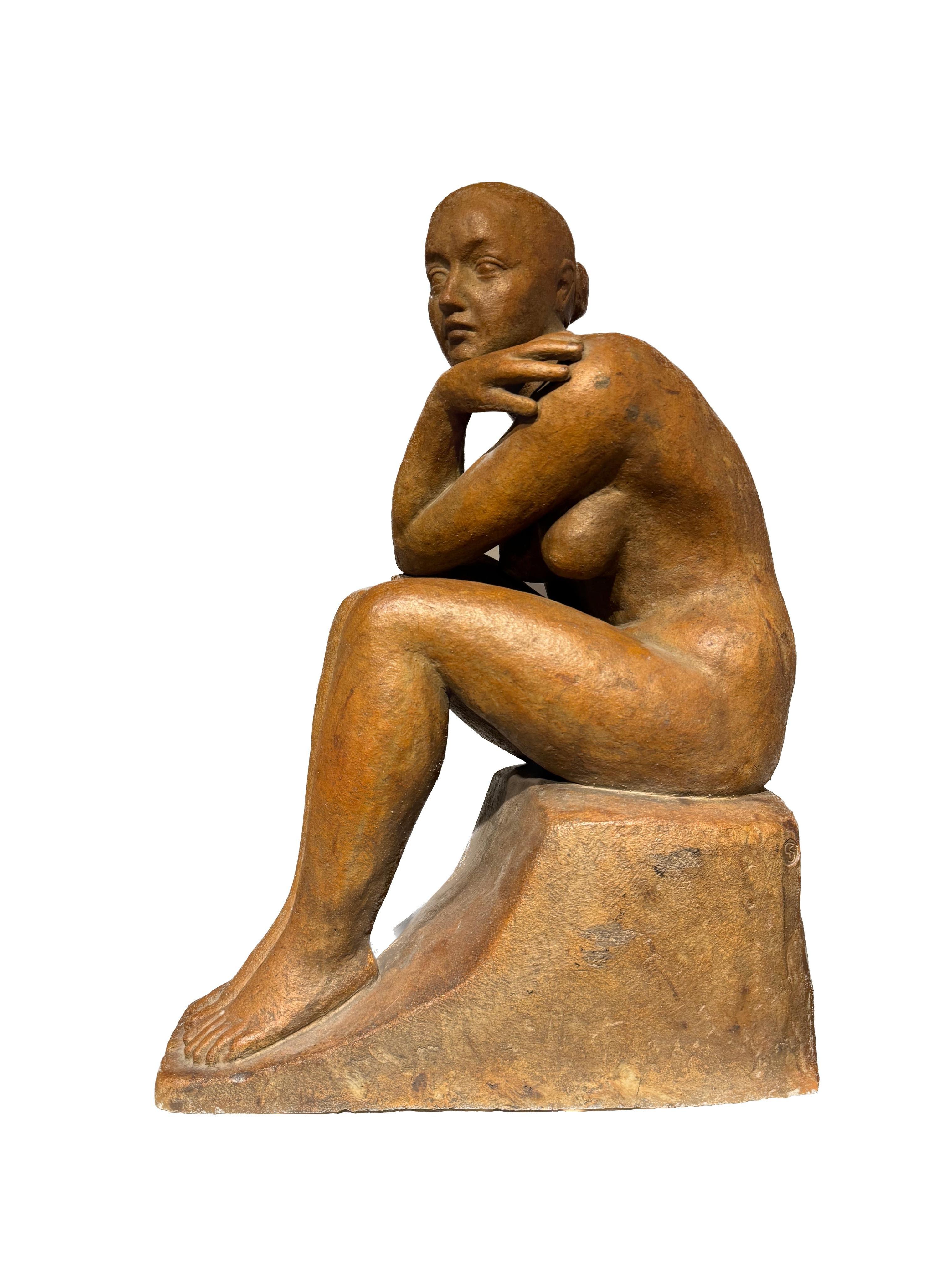Nudo seduto in terracotta Louis Dejean & Georges Serre, firmato e timbrato dalla Galerie Rouard, Parigi

Una straordinaria scultura in terracotta chamotte di un nudo seduto, opera di Collaboration tra i famosi scultori francesi Louis Dejean