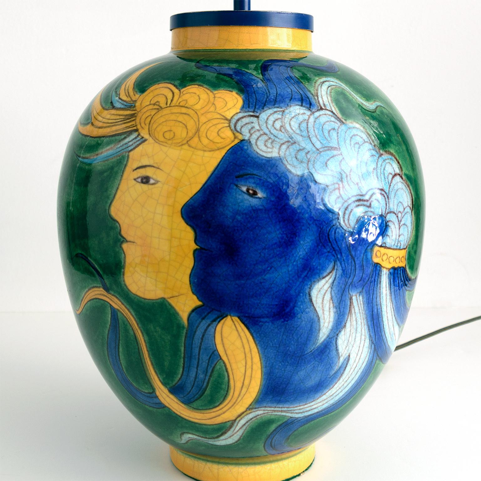 Keramik-Tischlampe von Louis Drimmer mit blauen und gelben Gesichtern auf grünem Korpus, Frankreich (Moderne der Mitte des Jahrhunderts) im Angebot