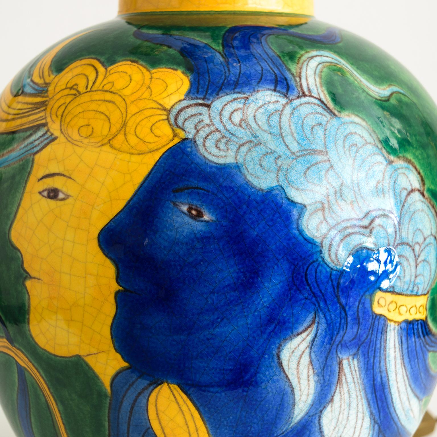 Keramik-Tischlampe von Louis Drimmer mit blauen und gelben Gesichtern auf grünem Korpus, Frankreich (Französisch) im Angebot