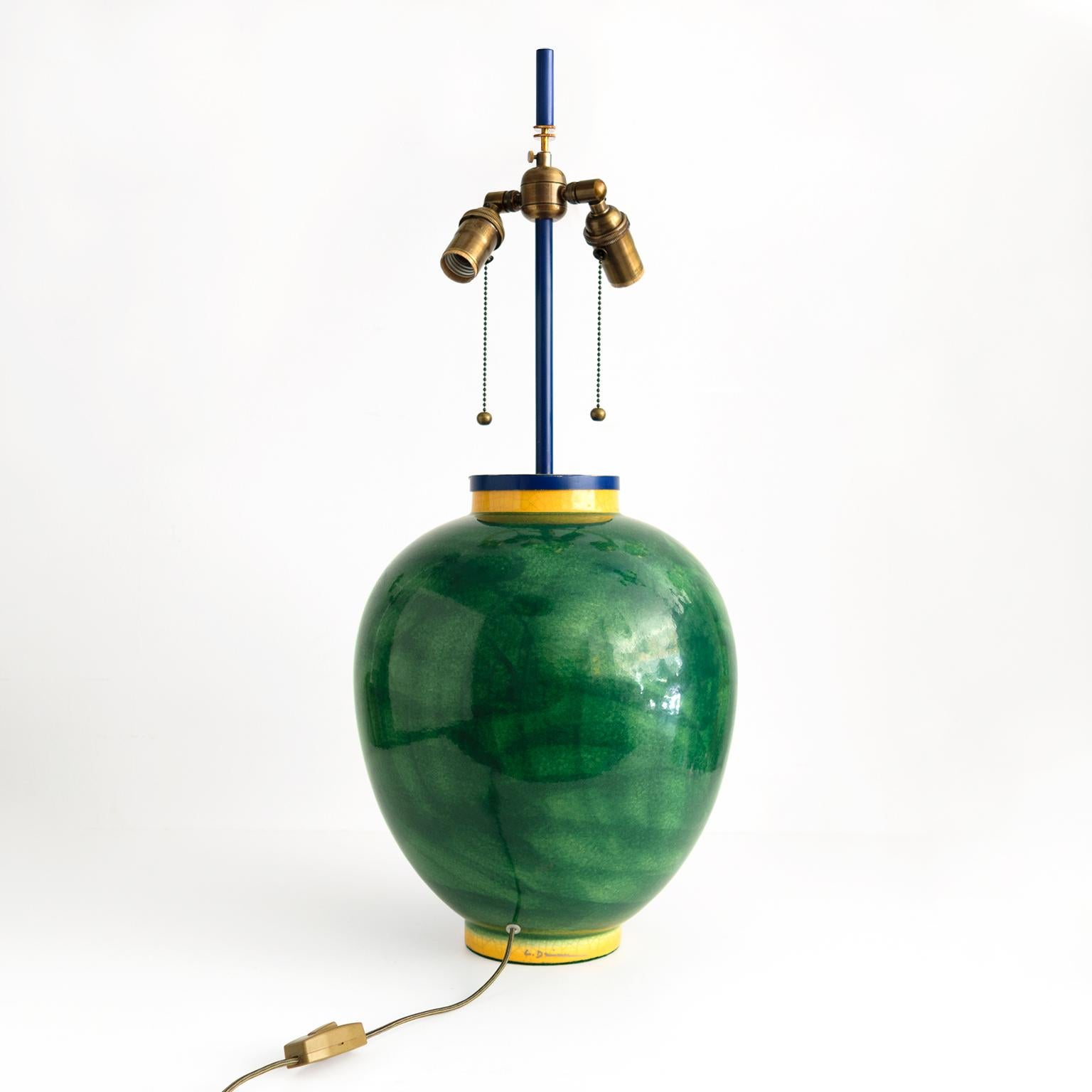 Keramik-Tischlampe von Louis Drimmer mit blauen und gelben Gesichtern auf grünem Korpus, Frankreich im Angebot 1