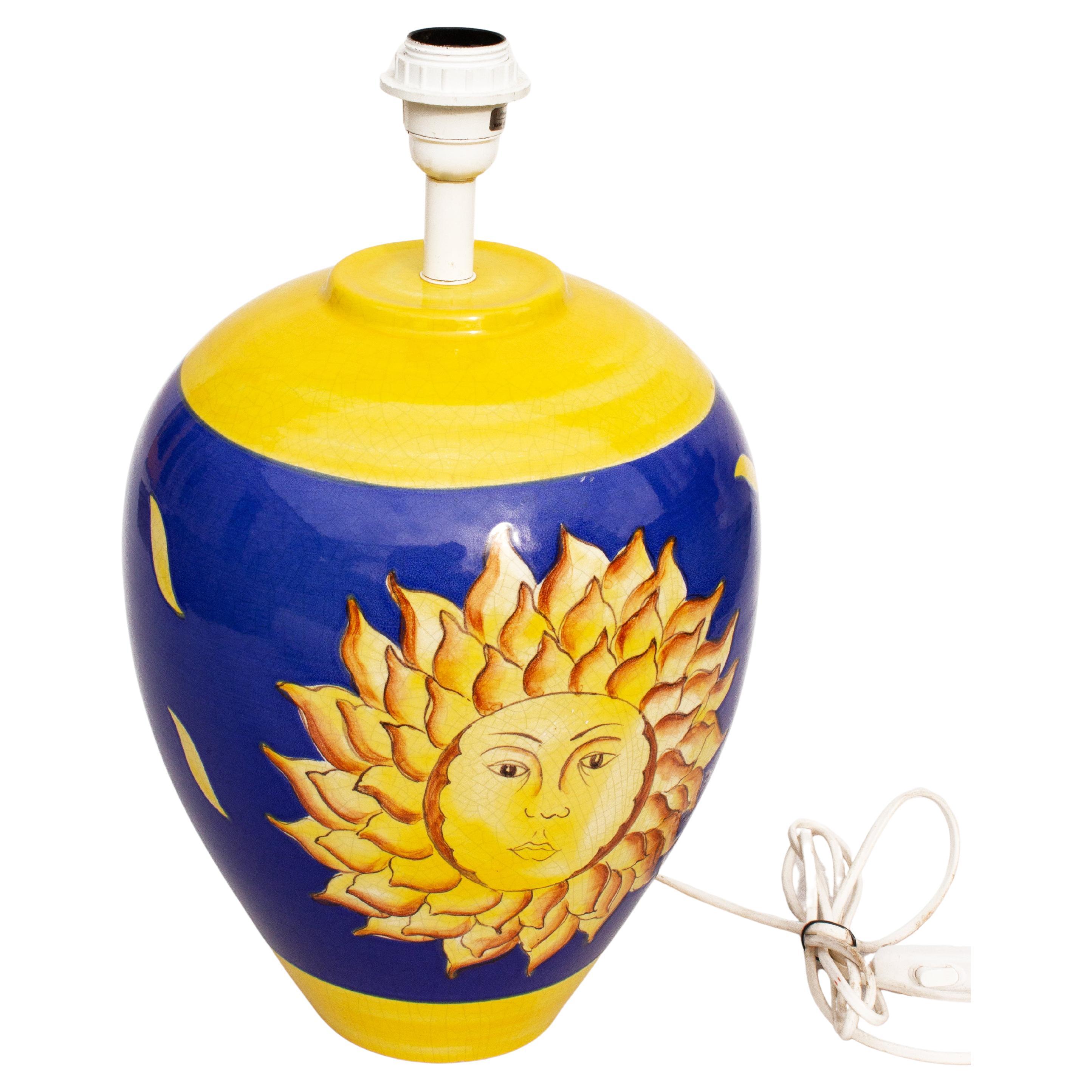 La grande base della lampada Louis Drimmer in vetro crepla mostra un sole giallo vibrante che domina il cielo, irradiando calore e luce, con uno sfondo blu chiaro e profondo che rappresenta una giornata serena. Made in France, anni '70.  Louis