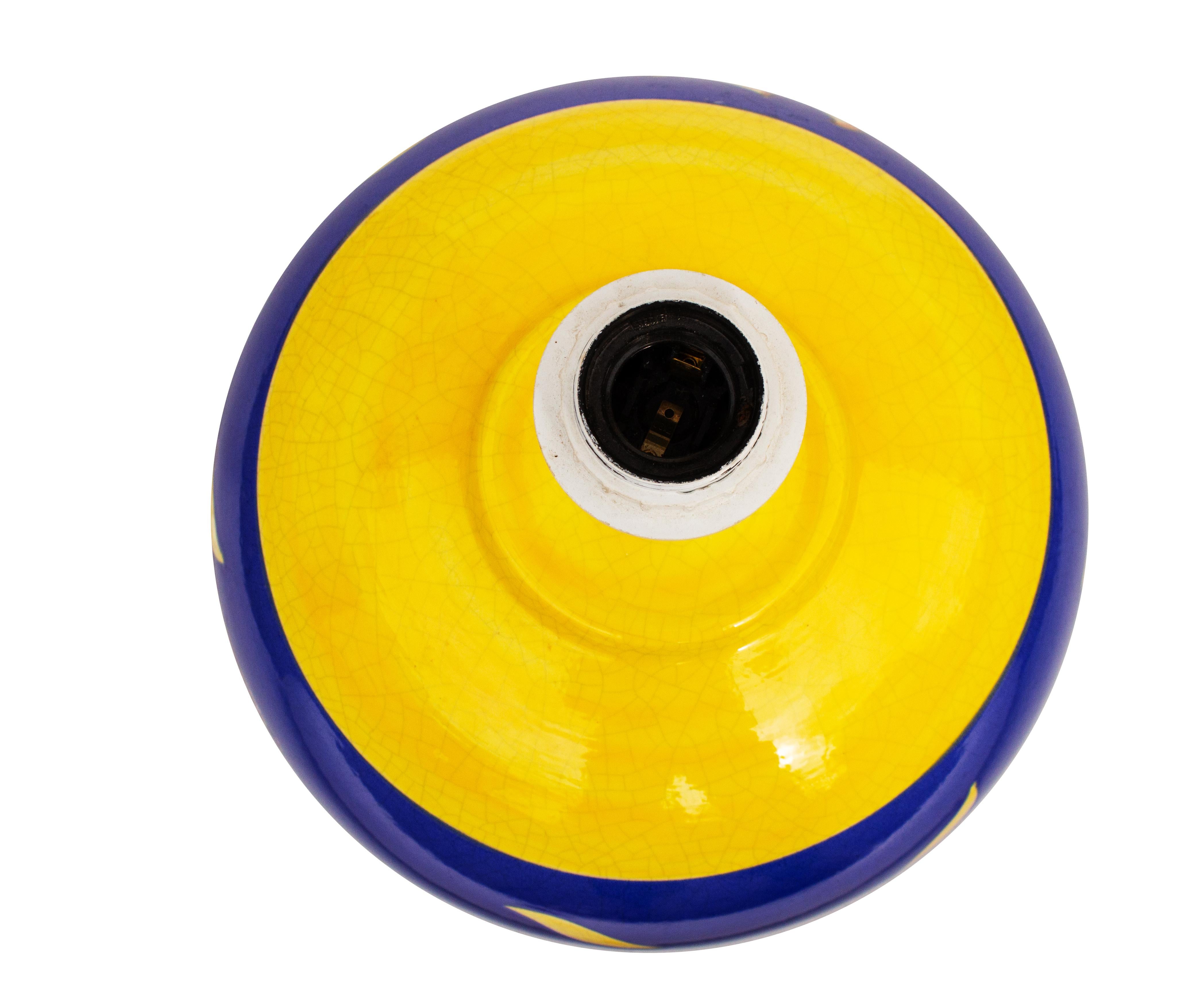 Francese Lampada da tavolo in ceramica Louis Drimmer con sole giallo su corpo blu, Francia in vendita