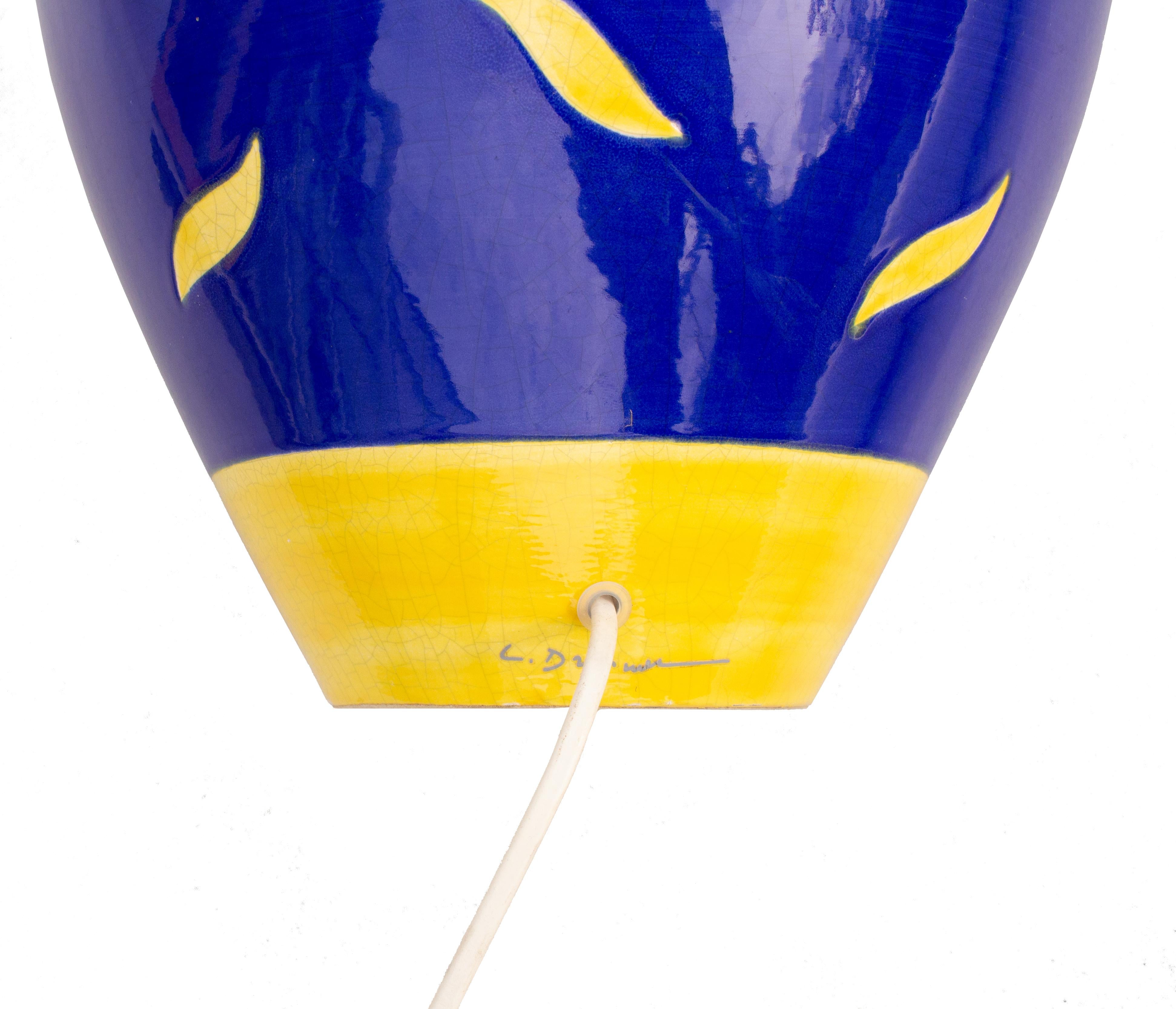 Lampada da tavolo in ceramica Louis Drimmer con sole giallo su corpo blu, Francia In condizioni buone in vendita a Stockholm, SE
