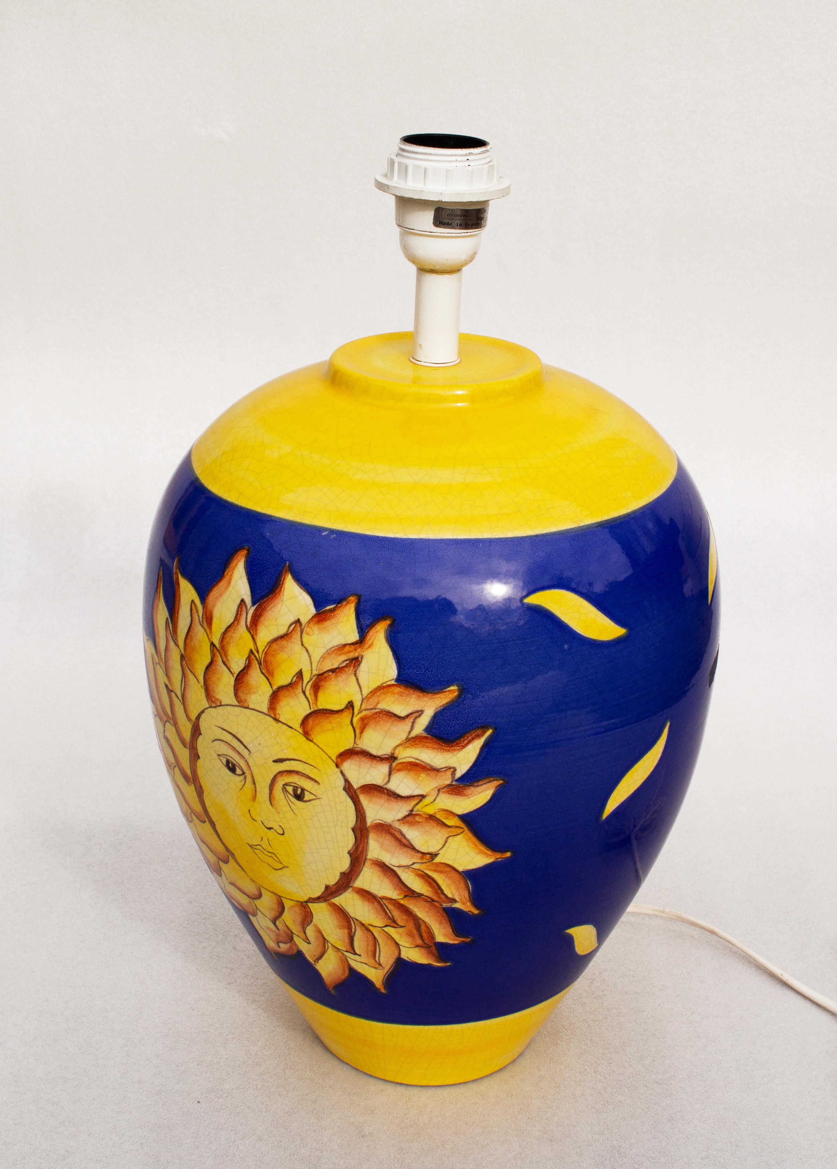 Fine XX secolo Lampada da tavolo in ceramica Louis Drimmer con sole giallo su corpo blu, Francia in vendita