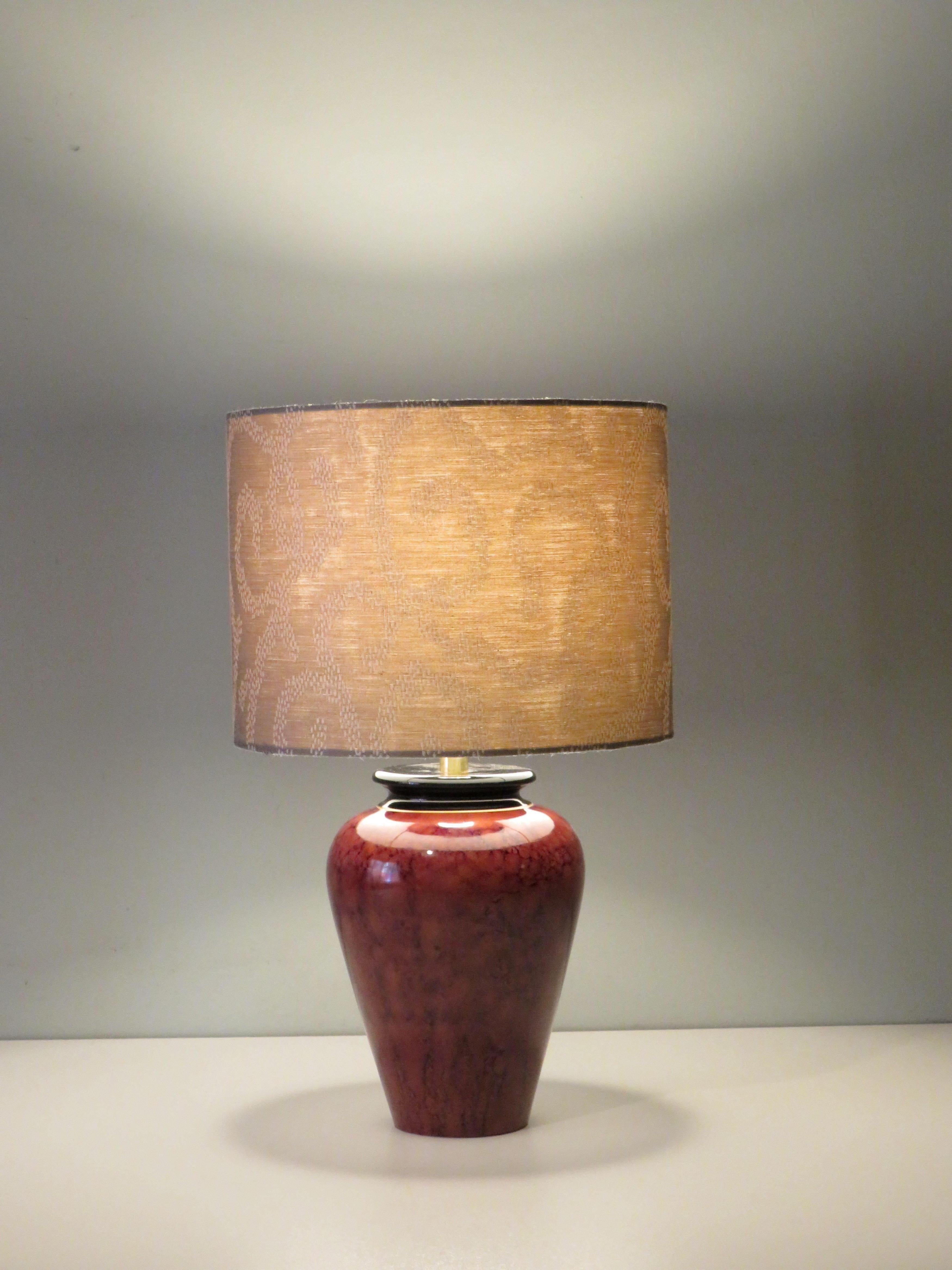Vintage lamp base signed Louis Drimmer with custom-made lampshade in sand-colored jacquard fabric.
The table lamp has a gold-colored cord, on and off button and plug. There is an E 27 fitting and the table lamp is in working condition.
The height of