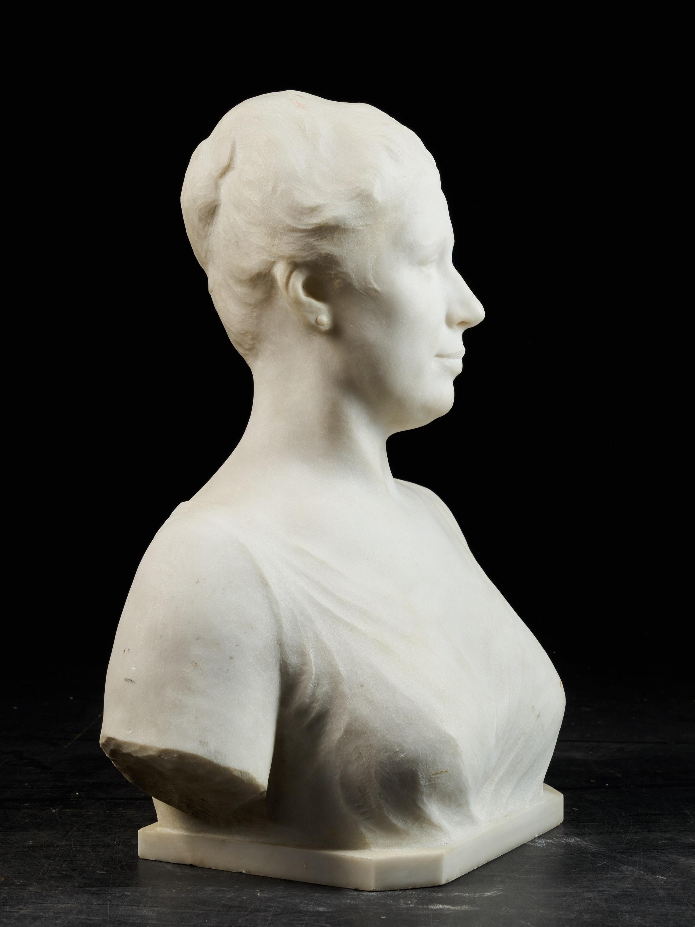 20ième siècle Louis Dubar:: Marmor Buste de tête de femme:: Signé