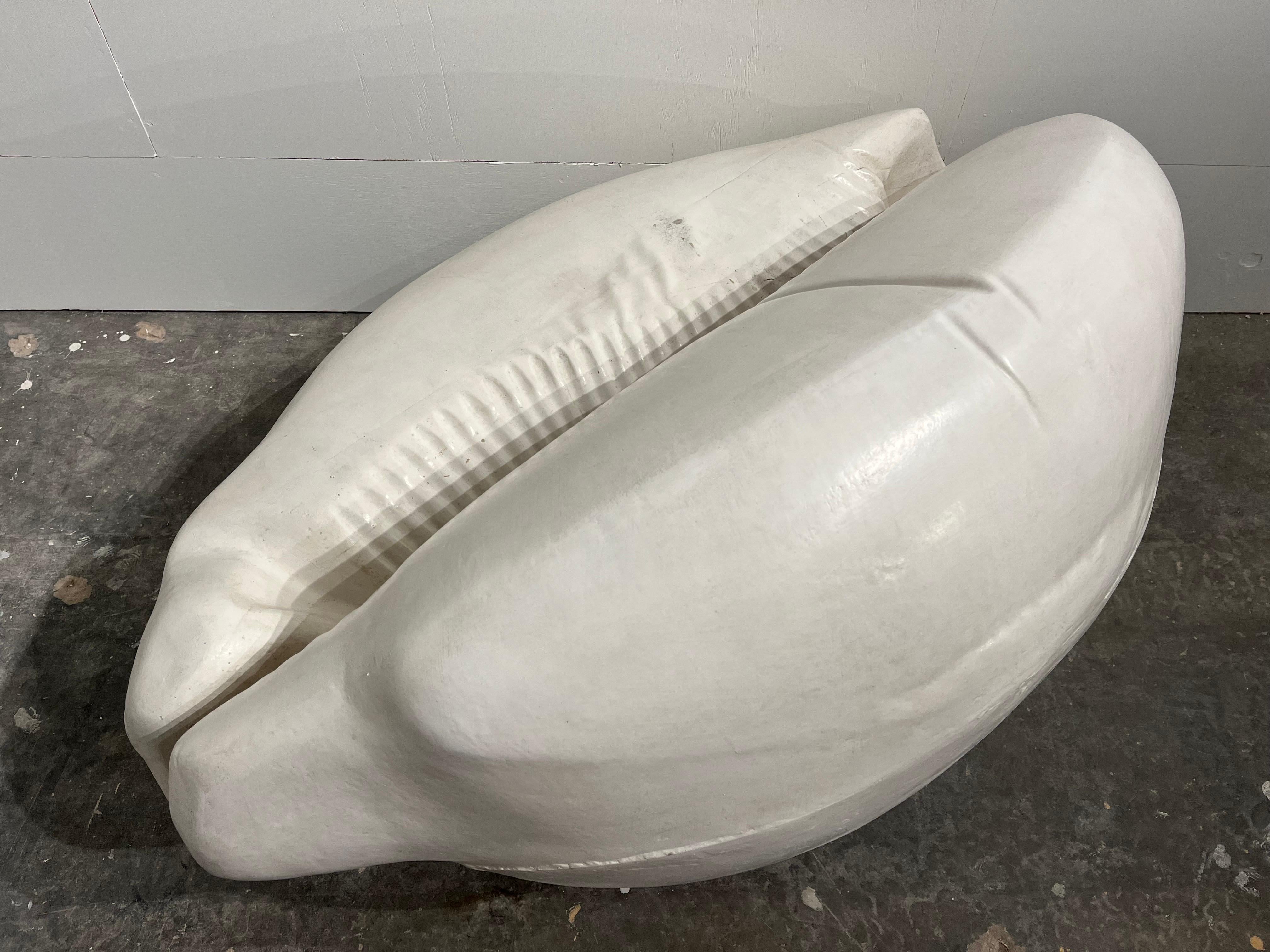 Französische Cowrie-Muschel-Sofa-Sessel-Skulptur aus Polymer, Französischer Nachkriegskünstler, Louis Durot im Angebot 5