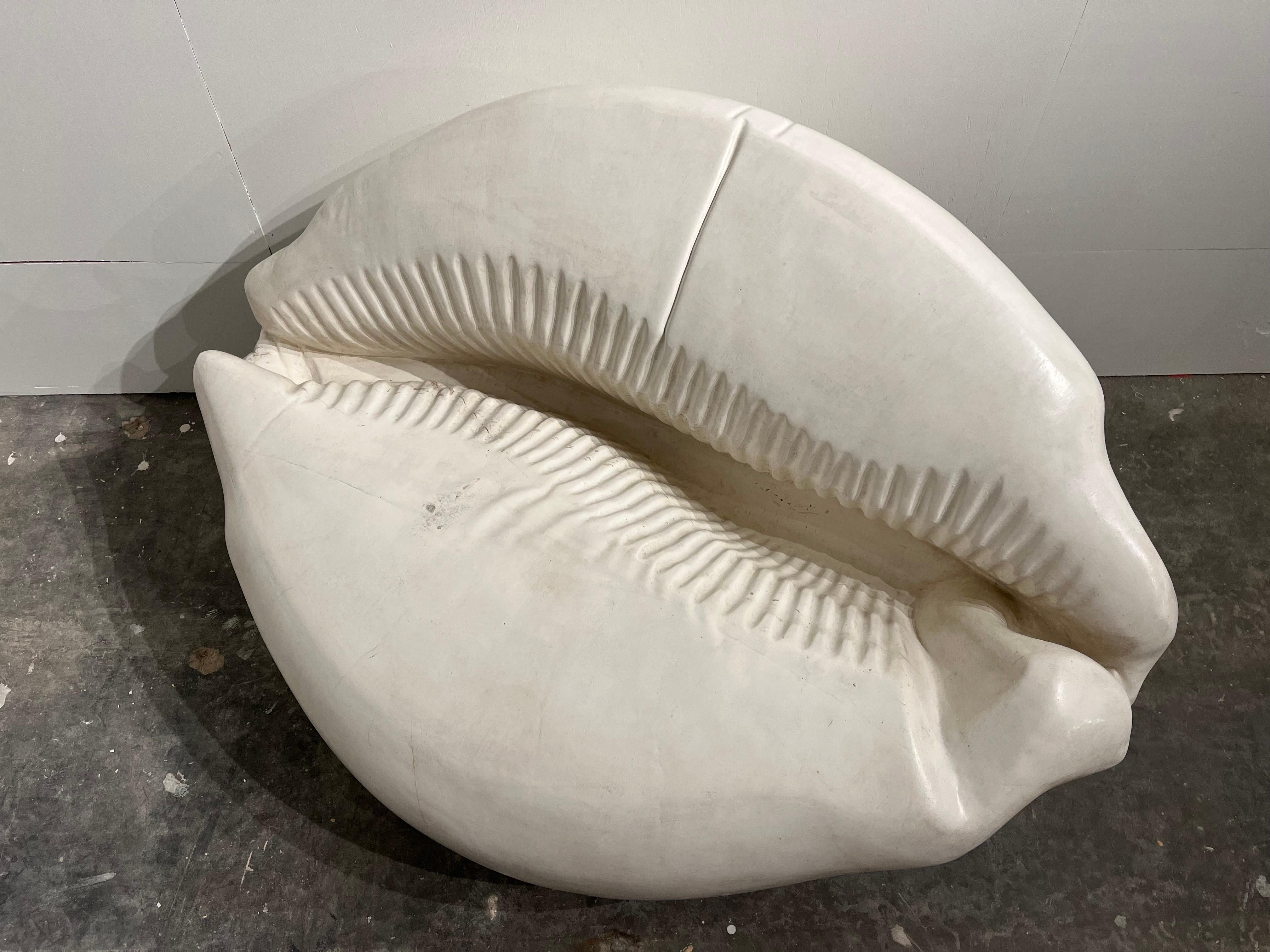 Französische Cowrie-Muschel-Sofa-Sessel-Skulptur aus Polymer, Französischer Nachkriegskünstler, Louis Durot im Angebot 9