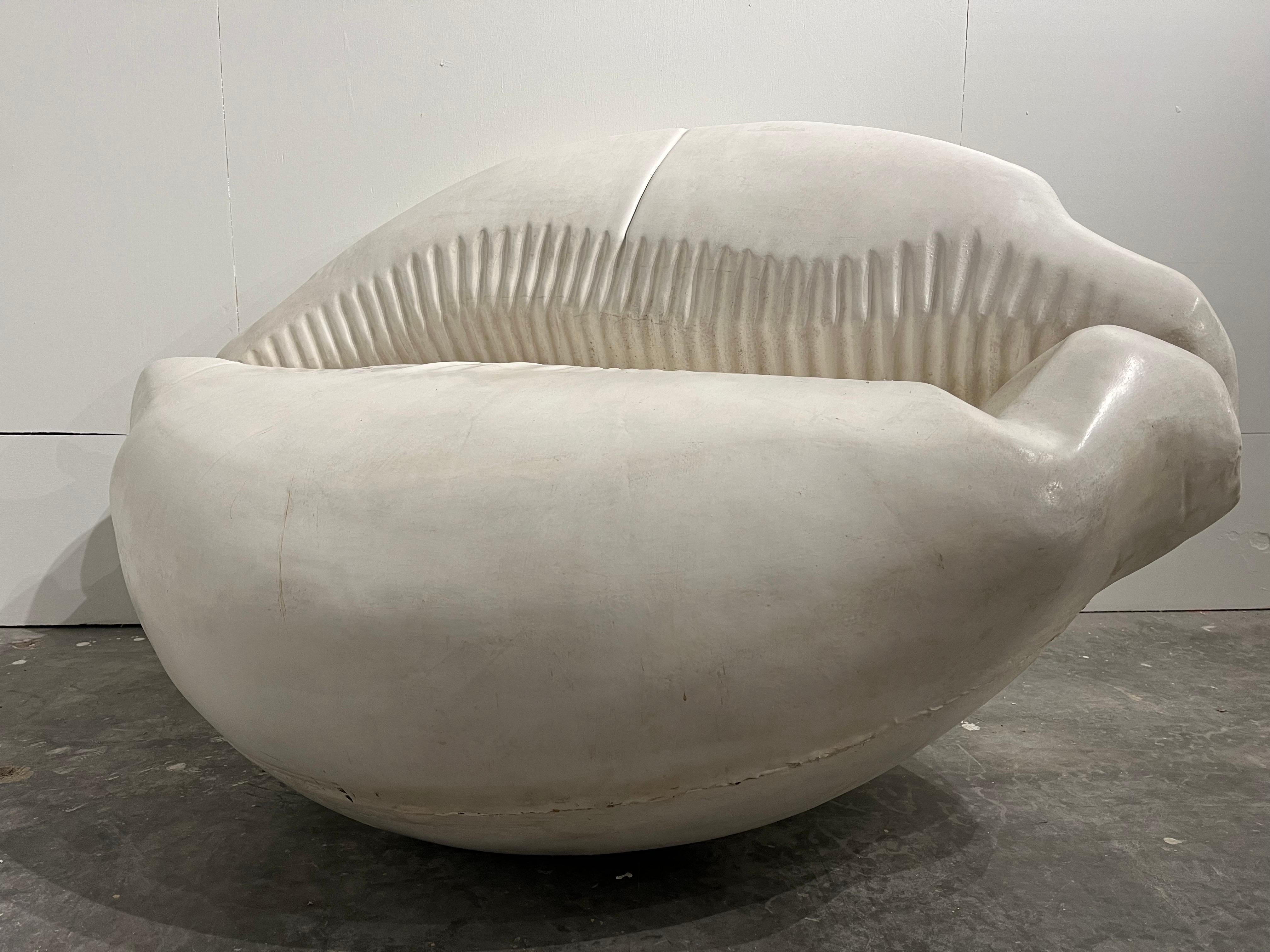 Französische Cowrie-Muschel-Sofa-Sessel-Skulptur aus Polymer, Französischer Nachkriegskünstler, Louis Durot im Angebot 10