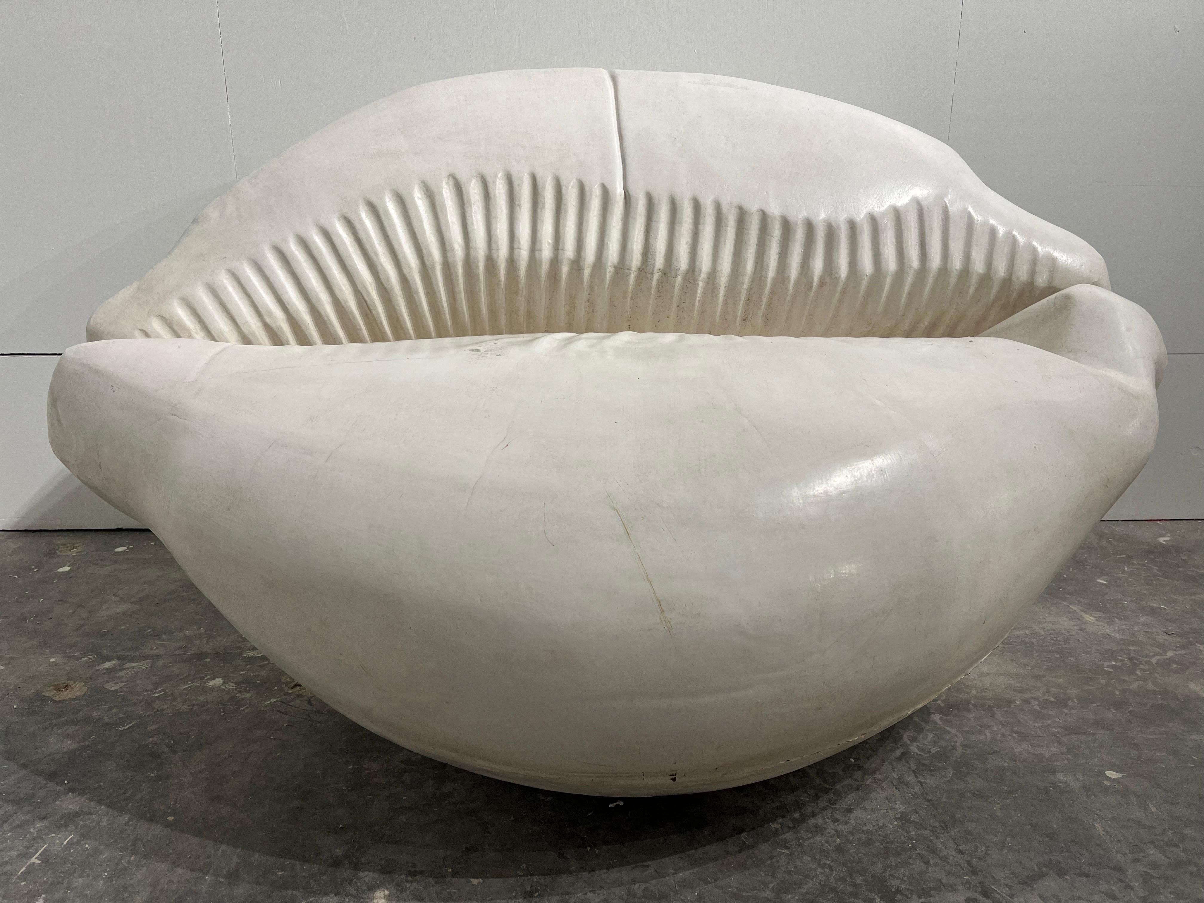 Französische Cowrie-Muschel-Sofa-Sessel-Skulptur aus Polymer, Französischer Nachkriegskünstler, Louis Durot im Angebot 12