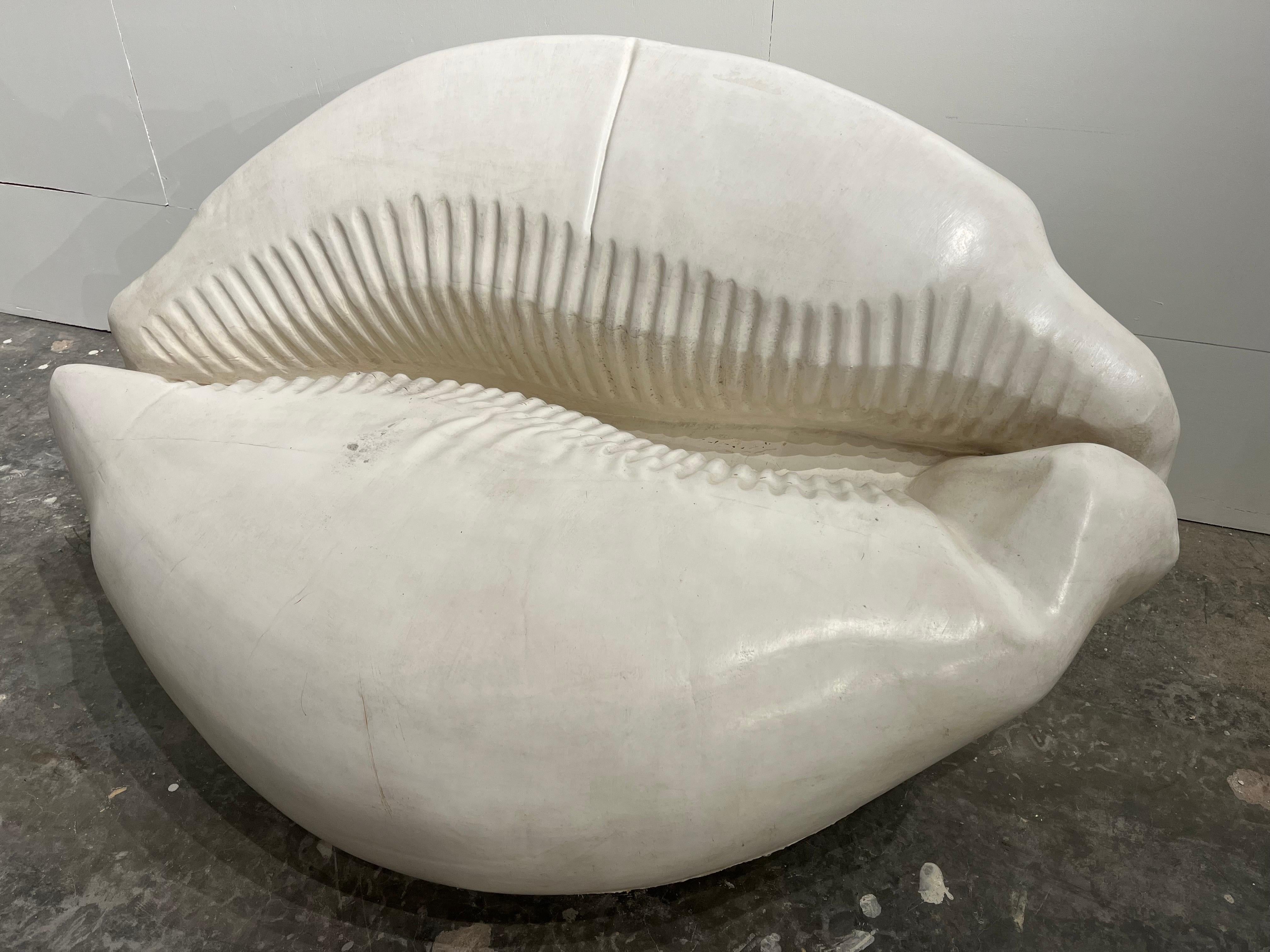 Postmoderne Louis Durot, artiste français de l'après-guerre, sculpture de banquette de canapé en polymère en vente