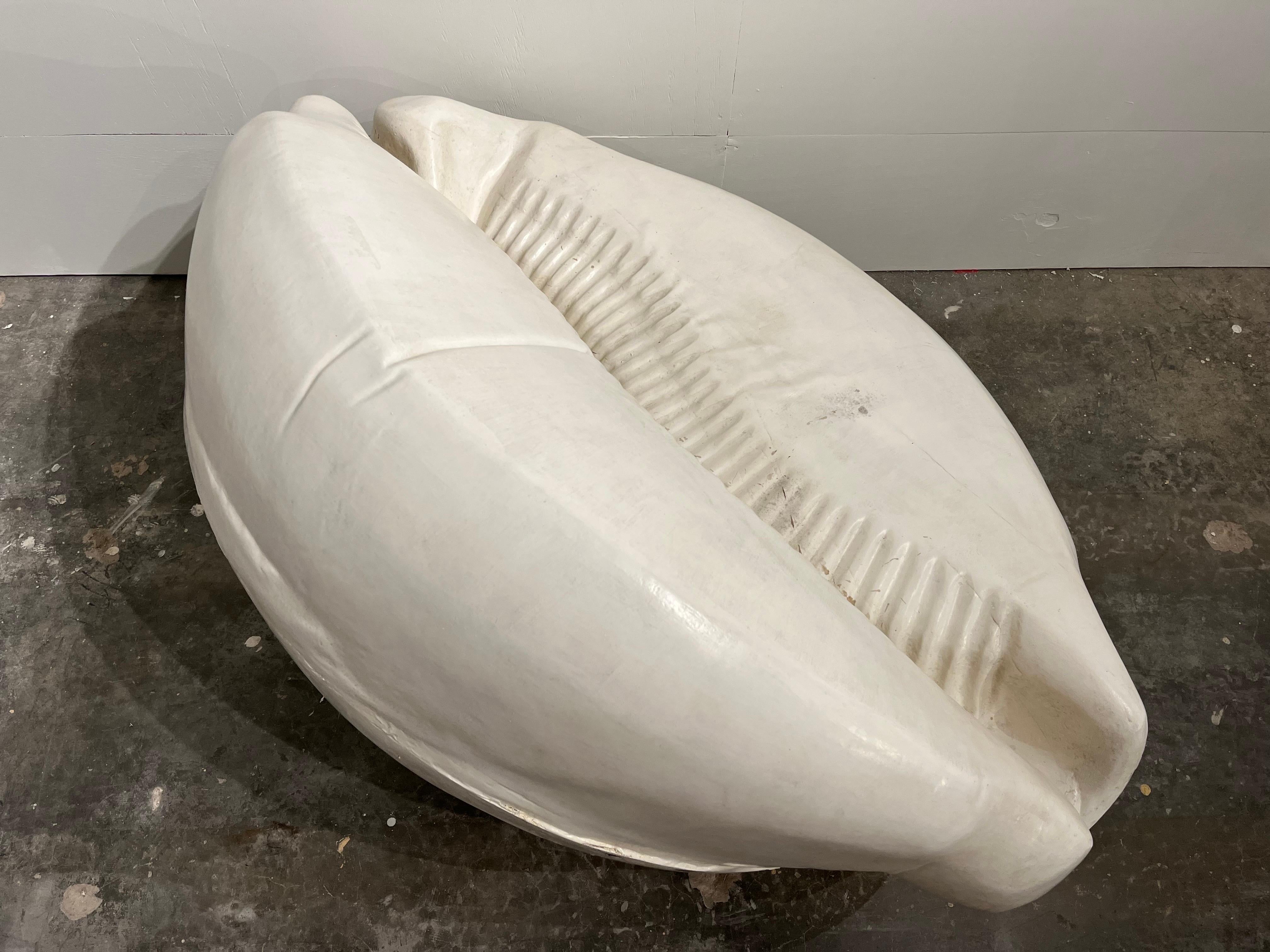 Französische Cowrie-Muschel-Sofa-Sessel-Skulptur aus Polymer, Französischer Nachkriegskünstler, Louis Durot (Geformt) im Angebot