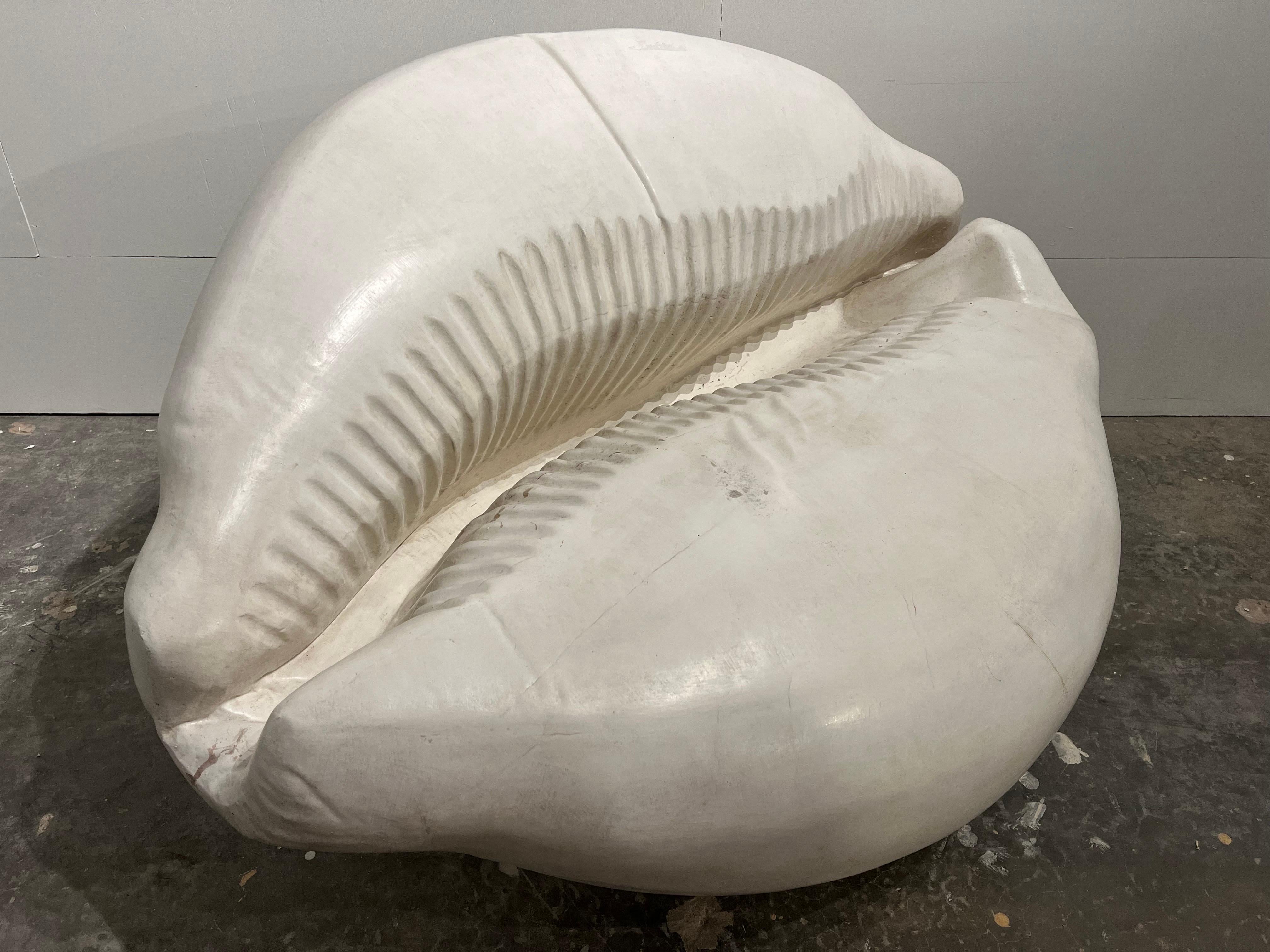 Französische Cowrie-Muschel-Sofa-Sessel-Skulptur aus Polymer, Französischer Nachkriegskünstler, Louis Durot (20. Jahrhundert) im Angebot