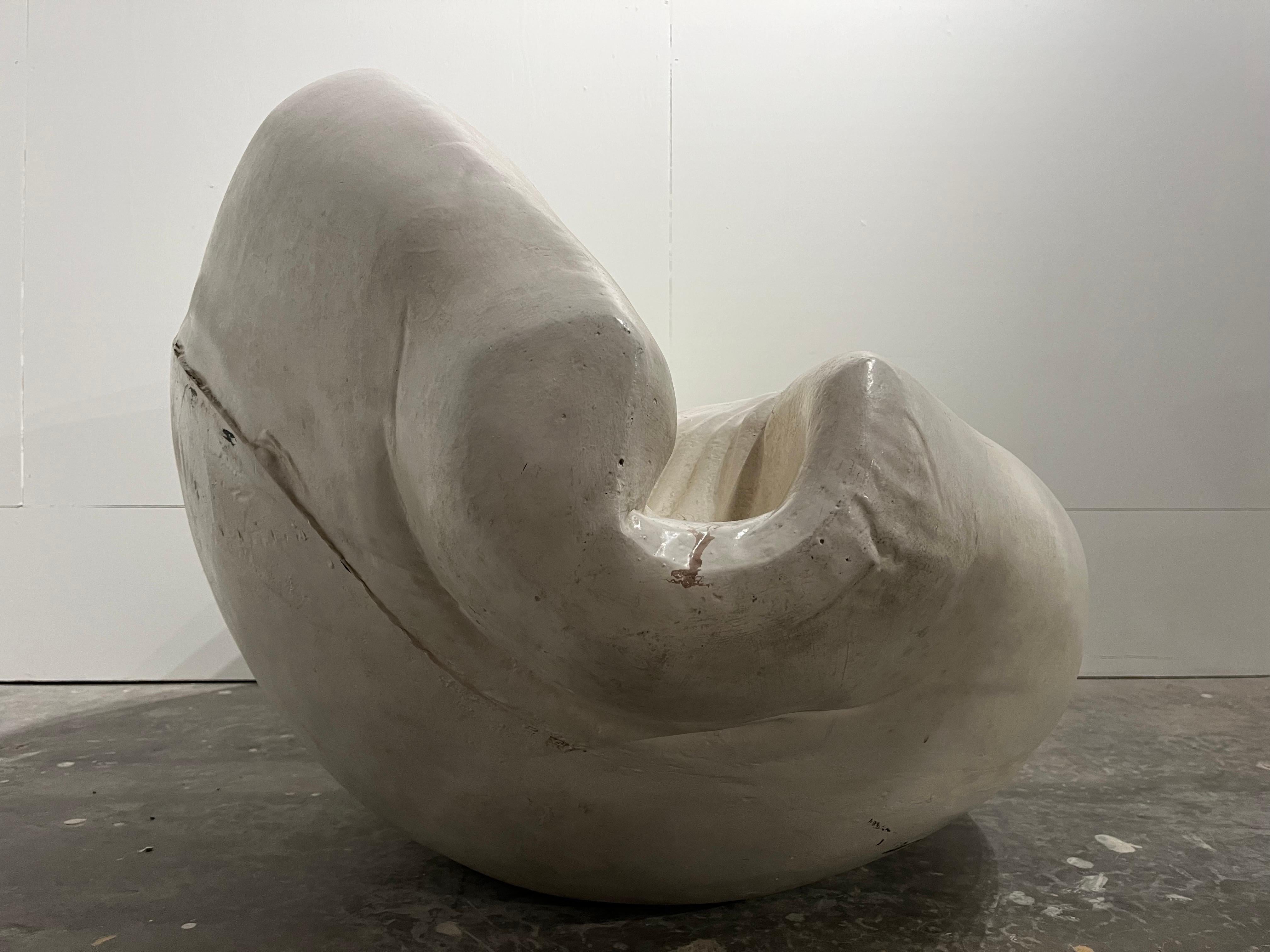Französische Cowrie-Muschel-Sofa-Sessel-Skulptur aus Polymer, Französischer Nachkriegskünstler, Louis Durot (Schaumstoff) im Angebot