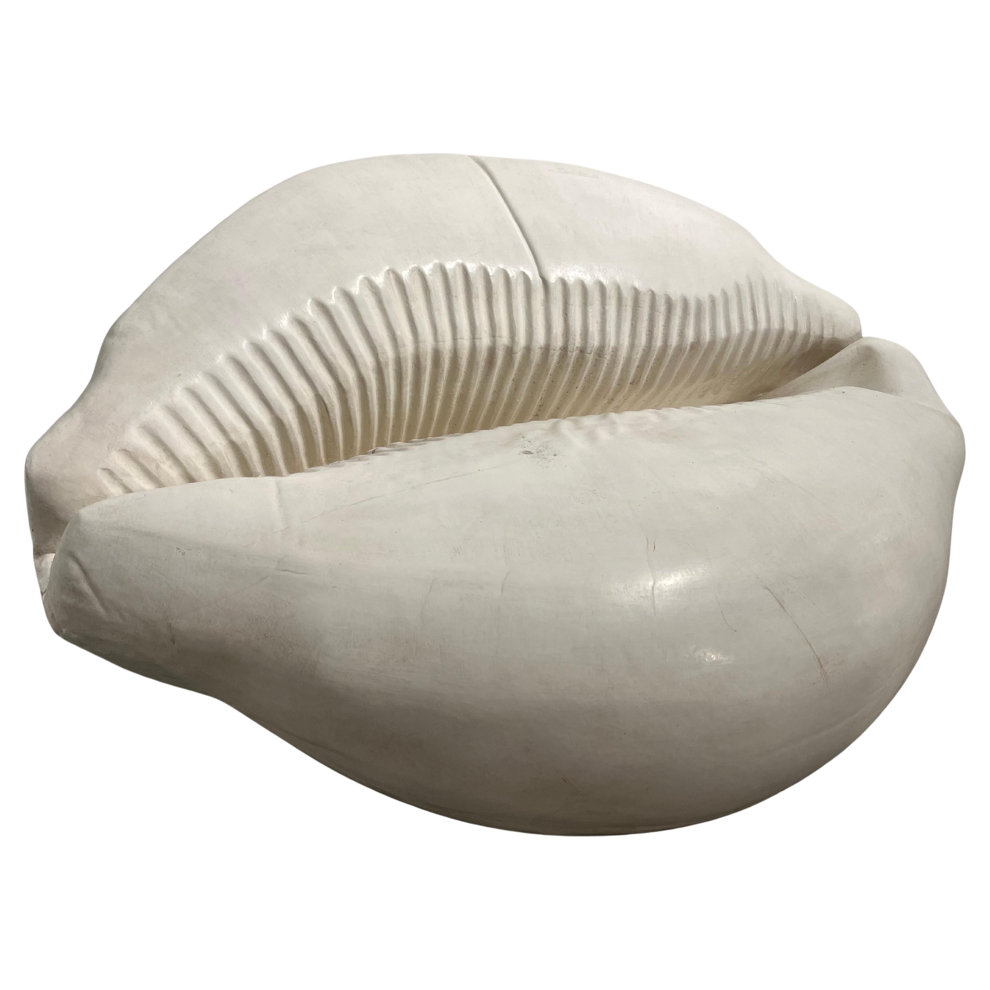 Französische Cowrie-Muschel-Sofa-Sessel-Skulptur aus Polymer, Französischer Nachkriegskünstler, Louis Durot im Angebot
