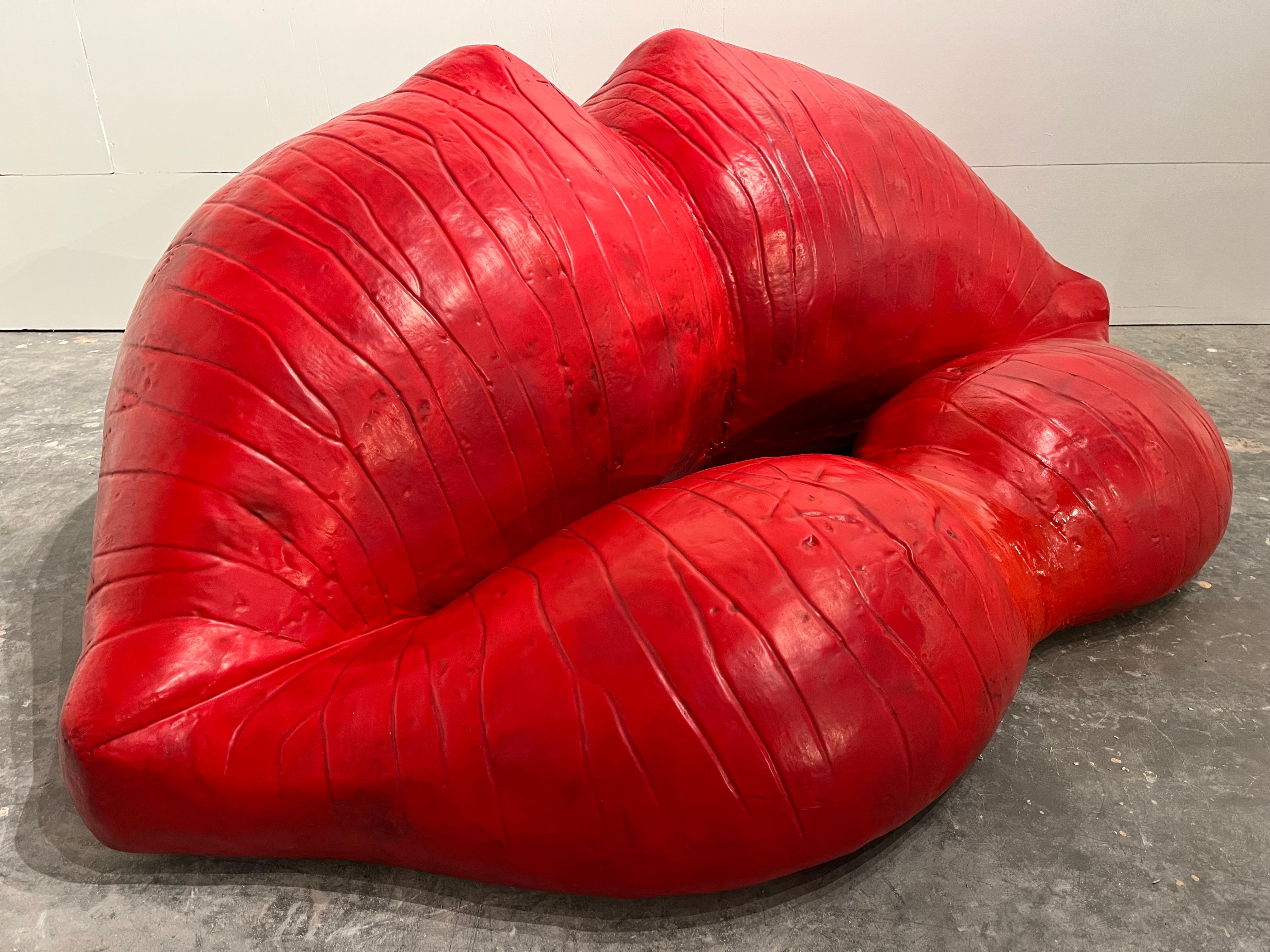 Louis Durot Französisch Nachkriegszeit Künstler Red Lips L'echauffeuse Sofa Sofa-Skulptur (Schaumstoff) im Angebot
