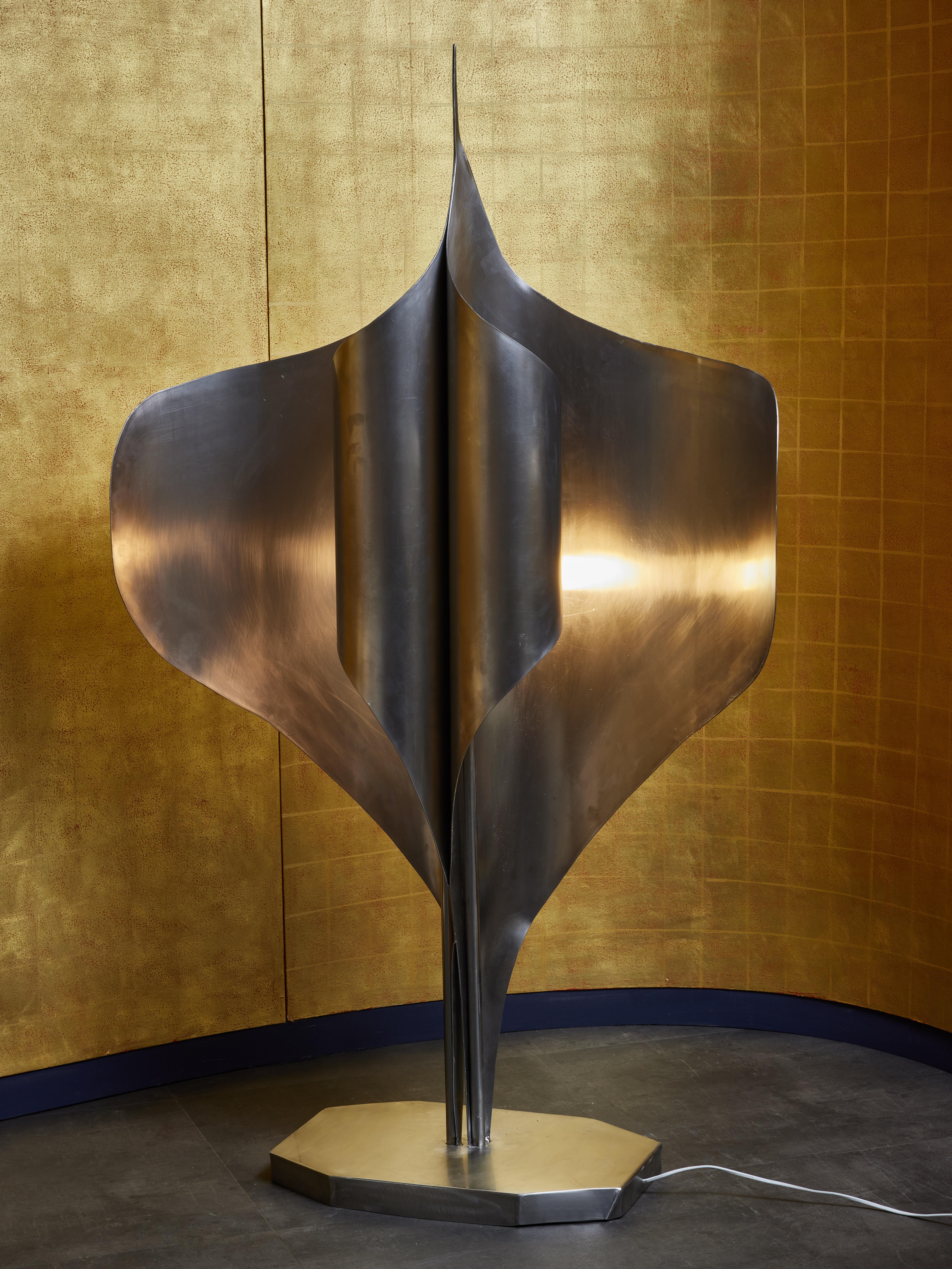 Lampadaire unique du sculpteur et artiste français Louis Durot.
Cette sculpture lumineuse est composée de deux feuilles d'acier symétriquement coupées et pliées.


Louis Durot
Né à Paris en 1939, Louis Durot est un ingénieur chimiste mondialement
