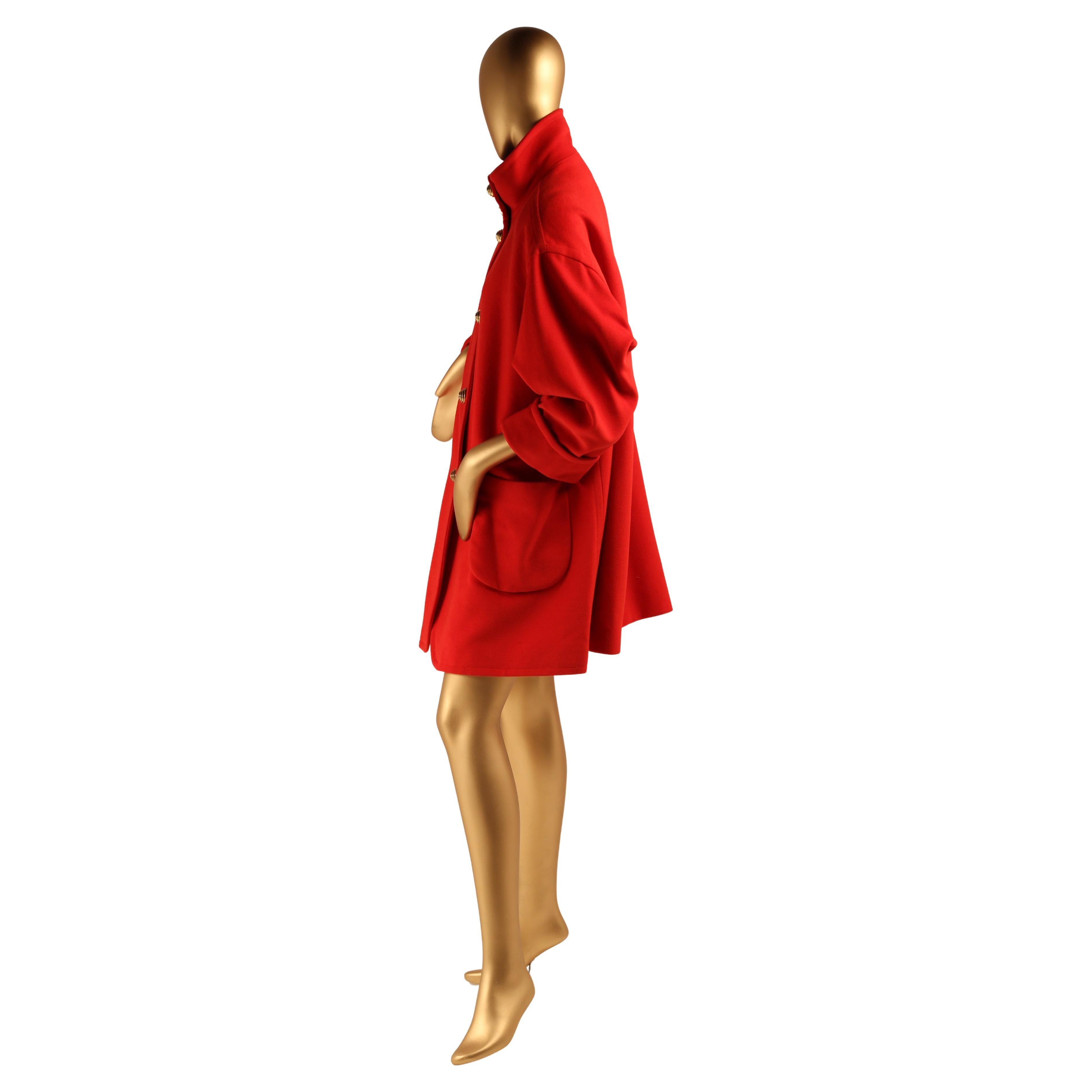 Louis Féraud, cappotto oversize in lana rossa degli anni '80 con bottoni dorati a spirale in vendita 5